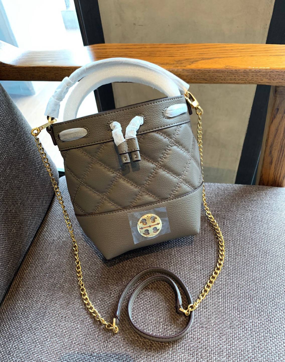 น้องสวยเกินเบอร์ คุณภาพแน่น จำนวนจำกัด! TORY BURCH MINI WILLA BUCKET BAG พร้อมส่งที่ไทย แนะนำต้องมีค่า กระเป๋าทรงจนมจีบ หนังแกะแท้((หนังแกะจะมีคุณภาพดีและแพงกว่าหนังวัวนะคะ)) ลายหนังสวย เดินด้ายลายนวม สัมผัสแล้วสาวๆหลงรักแน่นอนค่าา