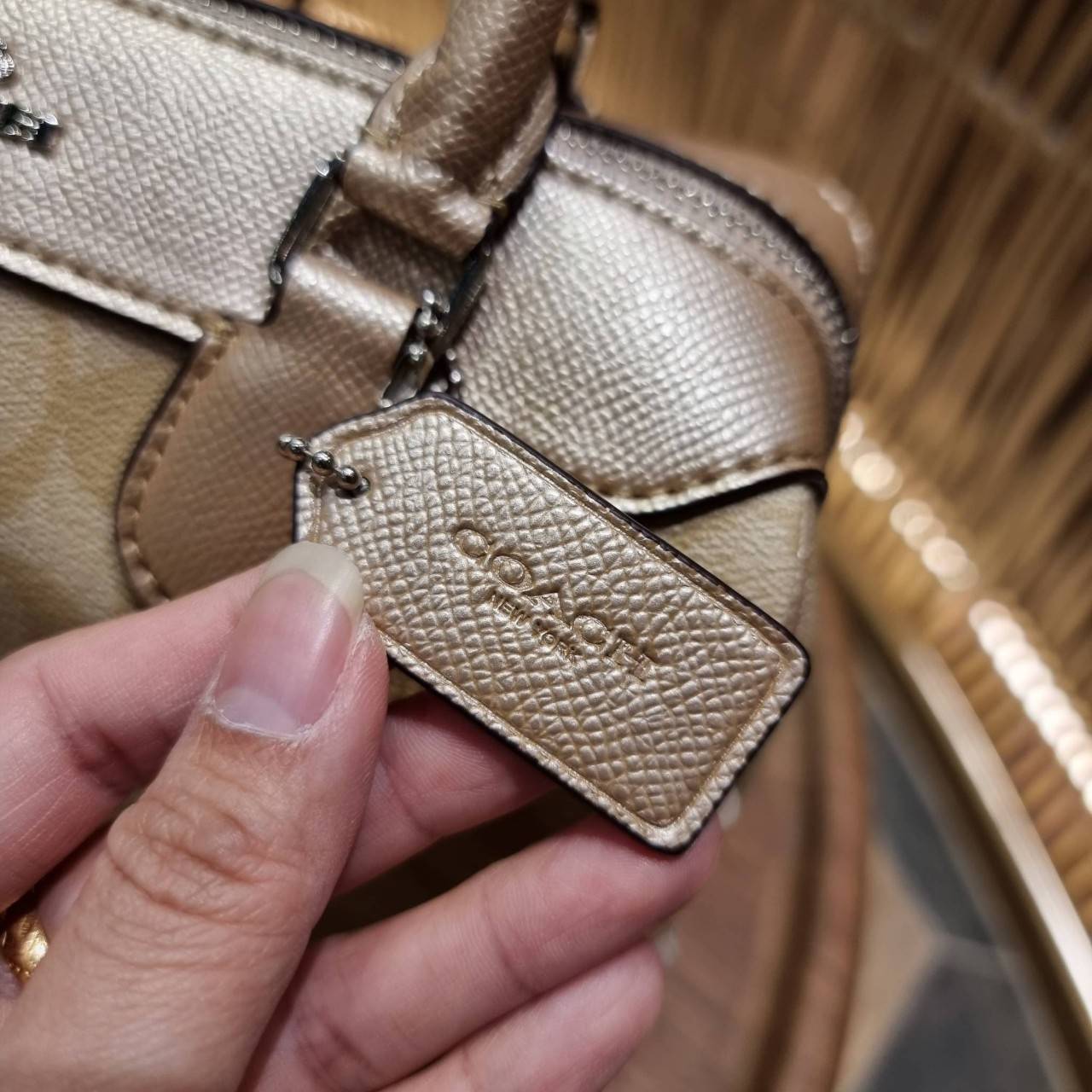 COACH F32203 MINI BENNETT SATCHEL IN SIGNATURE CANVAS กลับมาอีกครั้ง!! กับกระเป๋าทรงหมอนยอดฮิต 🥳 มีกี่สีก็ขายหมด วัสดุหนังแคนวาสเคลือบลาย ทรงสวยใช้งานได้ทุกโอกาส ภายในโล่งกว้างใส่ของได้เยอะ มีหูจับในตัว และสายสะพาย crossbody ปรับได้ตามตัว ใบนี้ไม่