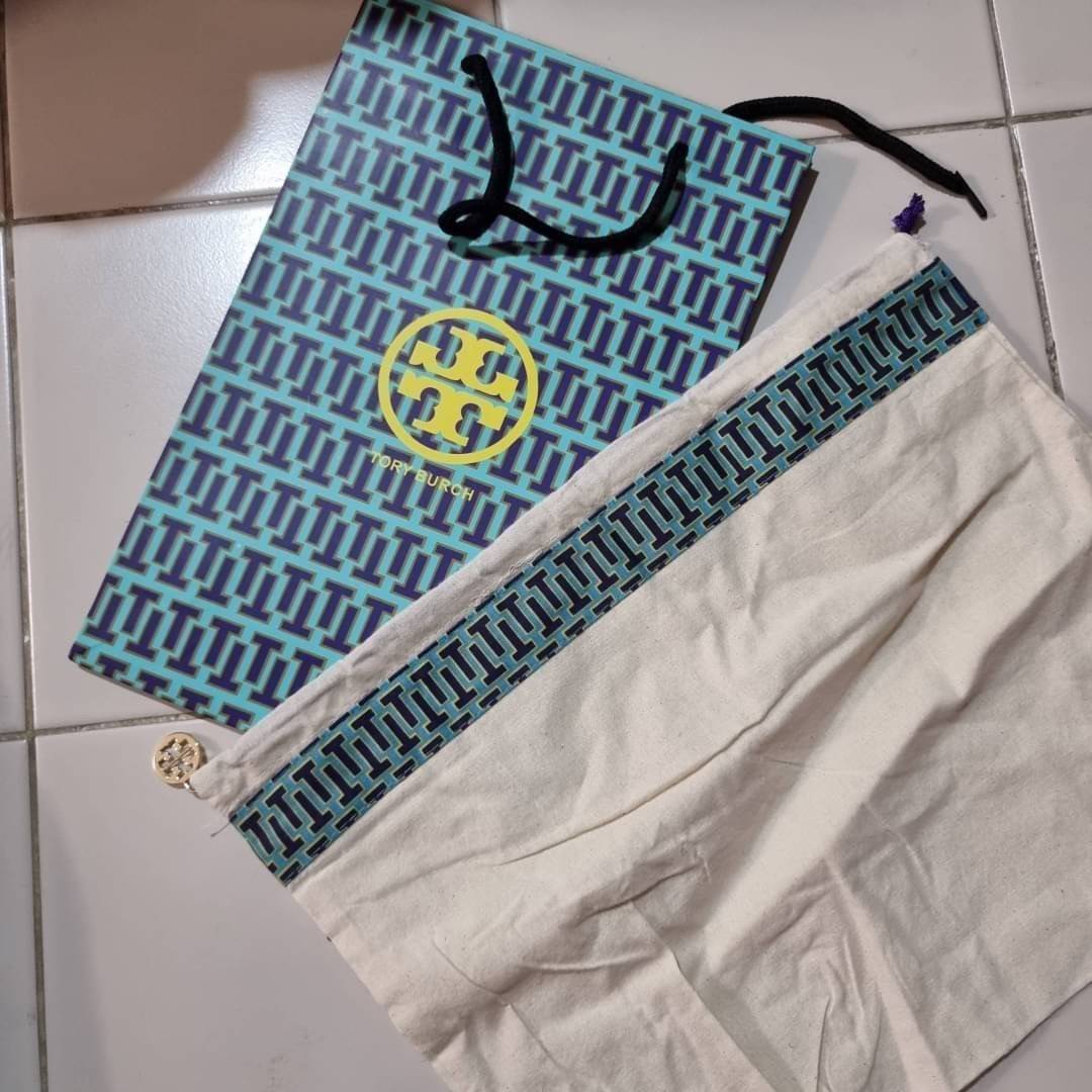 TORY BURCH T MONOGRAM LASER-CUT MINI TOTE ใจบางที่สุดกับคอลเลคชั่นนี้ กับกระเป๋าสะพายทรงโท้ท ไซส์มินิ ที่เพิ่มดีเทลความแพงด้วยการฉลุลวดลายโมโนแกรมรอบใบ ถักทอเป็นเส้นลายสานที่สวยงามมาก งานฝีมือจริงๆ วัสดุหนัง cowhide ปากกระเป๋ามีแถบแม่เหล็กกันหล่น และมีหูจ