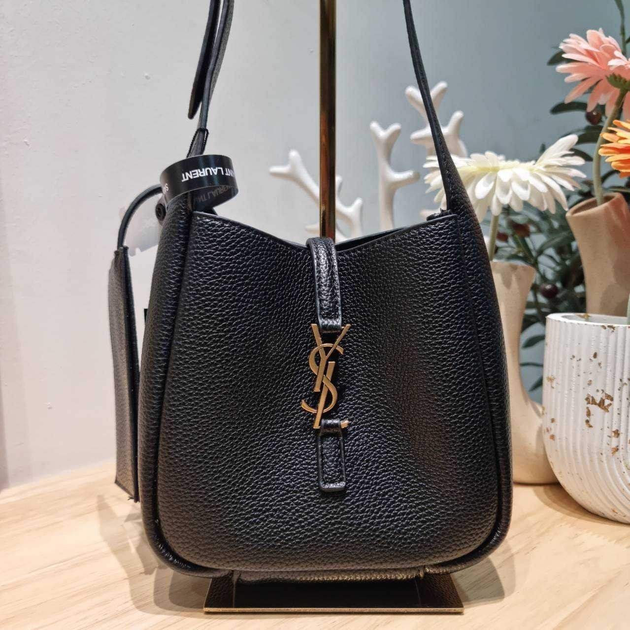 MINI YSL LE 5 À 7 SOFT BABY IN SMOOTH LEATHER กระเป๋าสะพายทรงโฮโบ ขนาดใหม่ baby สวยฟาด ดาเมจคือร้อนฉ่าสุดๆ! ดีไซน์สุดคลาสสิค ควรมีที่สุดค่า เกรดออริ 1:1 ใช้งานต่างประเทศได้