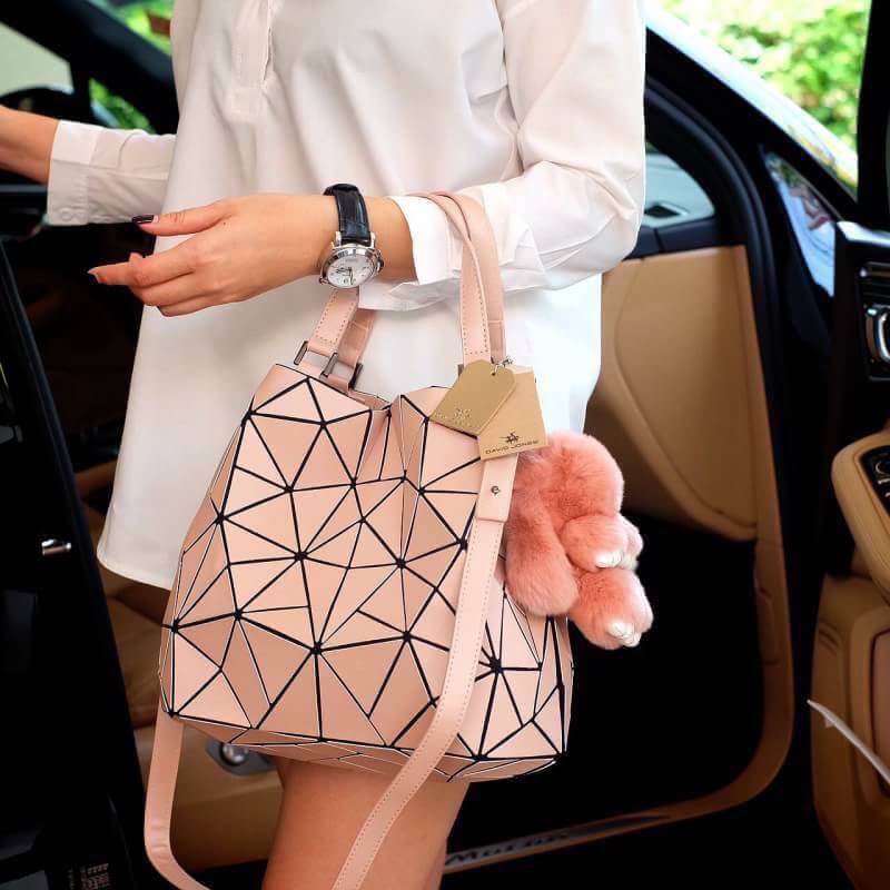 สีใหม่ Sakura Pink🌸🌸 ต้อนรับ summer กับโทนสี สดใส ลาย Limited edition หายาก 👍ปรับทรงได้ 2 แบบ น่ารักมาก สี Gloss grey สวยที่สุด มาพร้อมกระต่ายเข้า set เลิศคะ กระเป๋า จากแบรนด์ David Jones กระเป๋าสะพายข้างดีไซน์เกร๋มาก สีสวยหรูมาก ข