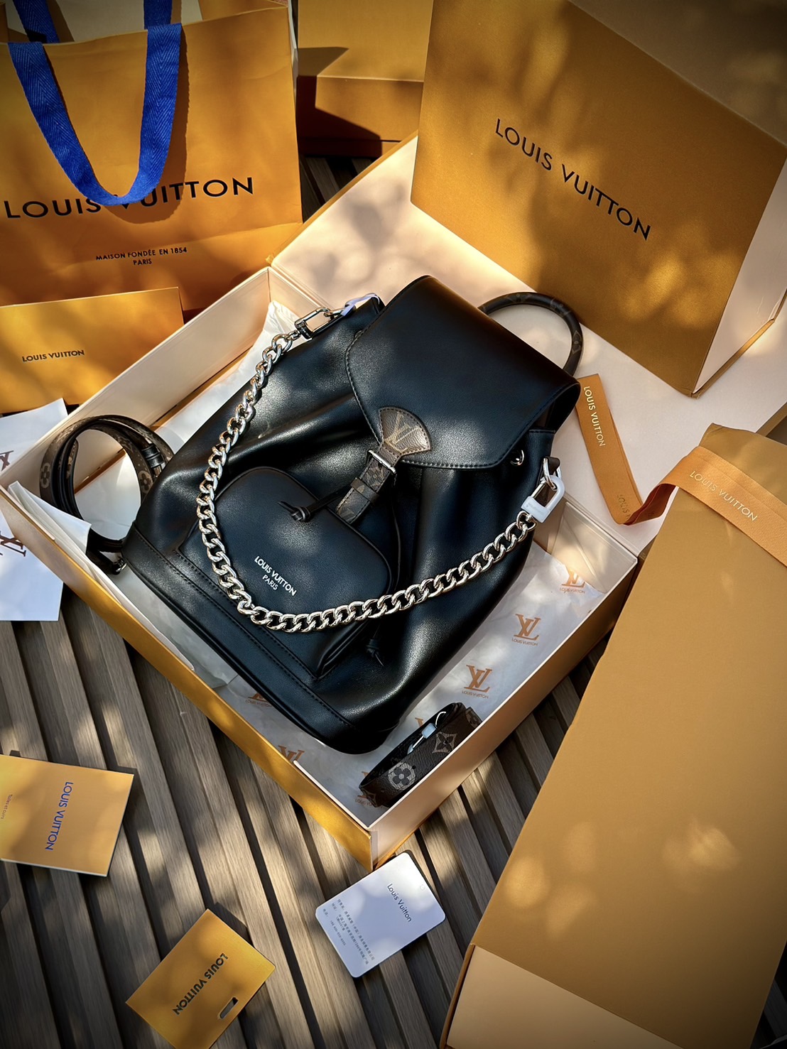 LV Montsouris Vibe PM Backpack bag กระเป๋าเป้รุ่นใหม่สุดหรู หนังแท้สวยเงางามเป็นเอกลักษณ์ 🤍 สินค้าเกรดออริจินอล ภาพถ่ายจากงานขายจริง ใช้งานต่างประเทศได้