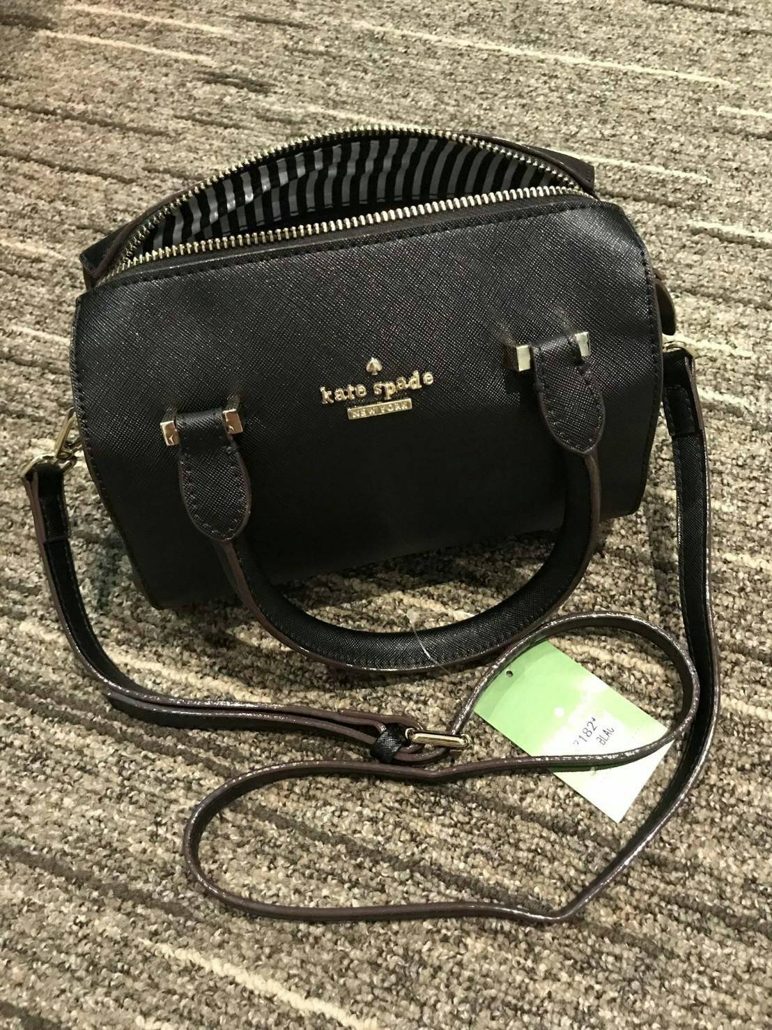 Kate Spade New York Cedar Street Bowling Bag กระเป๋าถือหรือสะพายหนัง Saffiano ทรง Bowling สวยหรู อยู่ทรงสไตล์ PRADA ด้านหน้าประดับโลโก้สีทองหรู มาพร้อมสายสะพายยาวถอดได้ปรับได้ ภายในมีช่องซิปและช่องใส่มือถือ ใส่กระเป๋าสตางค์ใบยาวของใช้ได้จุ น้ำหนักเบาขนาดก