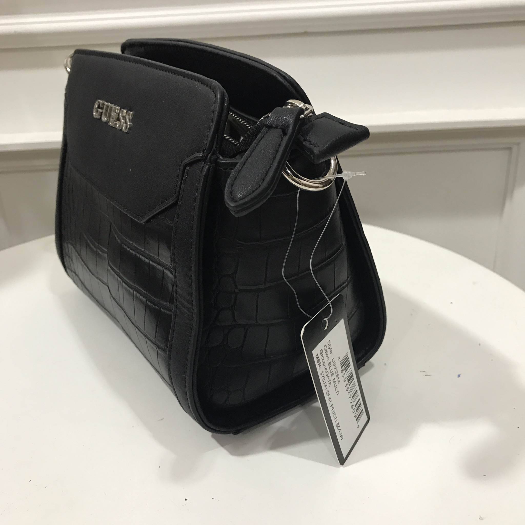 GUESS CROSSBODY BAGกระเป๋าสพายทรงสุดฮิต ดีไซรีหรู หนังสวยอยู่ทรง ภายในมีช่องซิป เปิดปิดง่ายด้วยซิป อะไหล่สีเงินดูหรู สายสพายปรับได้ มีหมุดรองฐานทั้งสี่ กันฐานเป็นรอยได้ดี รุ่นแนะนำสินค้าคุณภาพจากแบรนด์นี้การันตีความสวยคะ