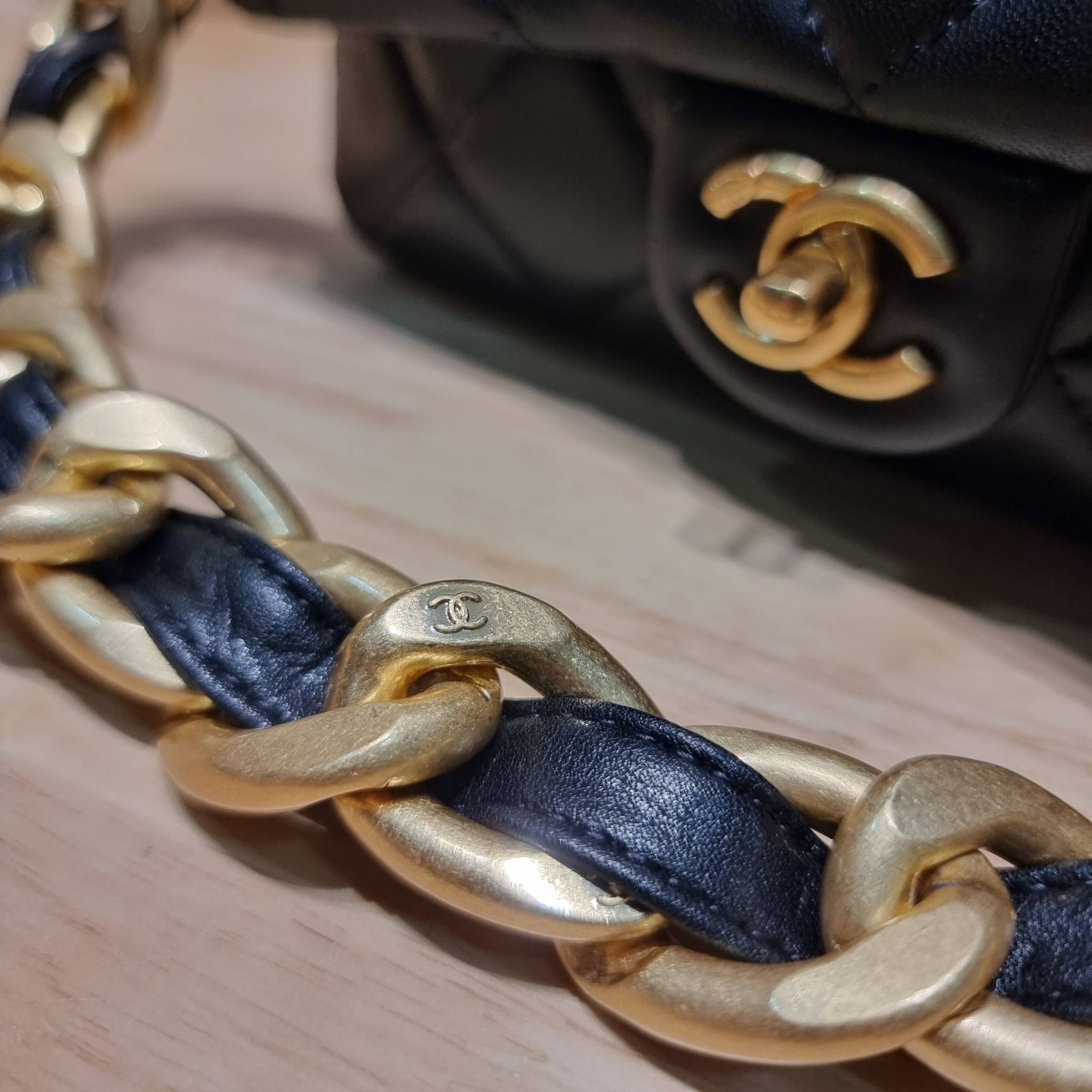 Chanel chunky chain bag in black สวยฟาดย้อนยุคความหรู ในราคาที่จับต้องได้ กับกระเป๋าสะพายไหล่ ไซส์กำลังสวย โดดเด่นด้วยสายสะพายโซ่สลับหนังเส้นใหญ่ ทนทาน ดูแพง