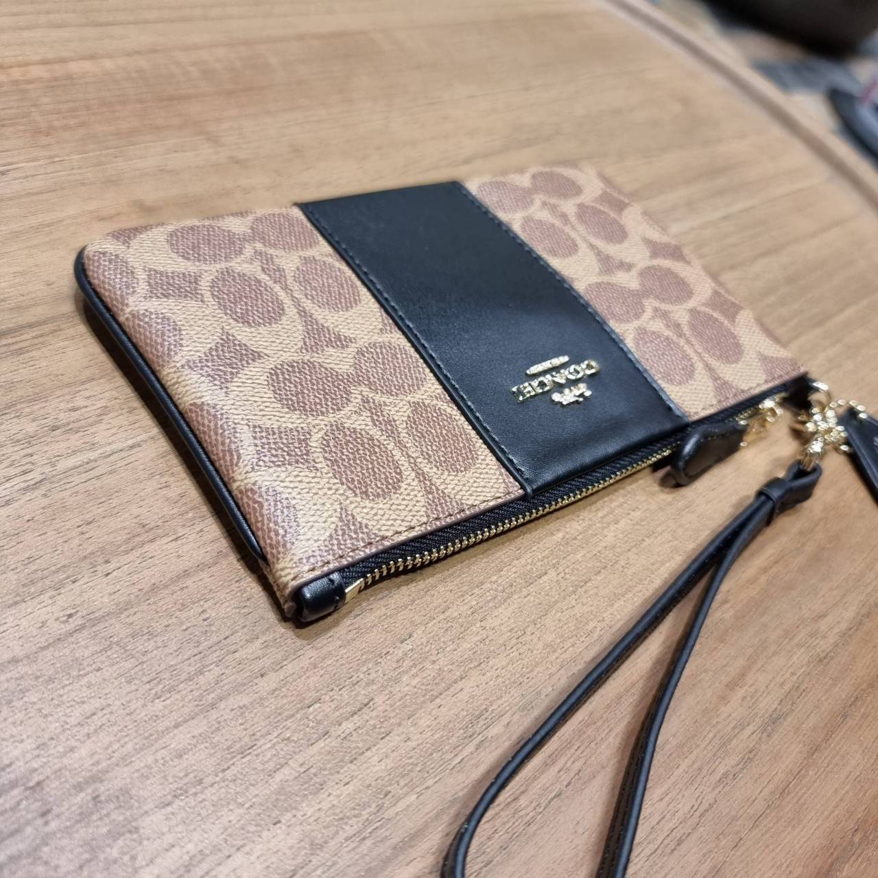 COACH 32445 SMALL WRISLET IN COLORBLOCK SIGNATURE CANVAS คอลเลคชั่นคัลเลอร์บล็อคสวยหรู ในรูปแบบกระเป๋าคล้องมือ ขนาดพกพา ไซส์กำลังสวยมากๆ พกง่ายไปเลยจ้า วัสดุหนังแคนวาส ตัดหนังแท้ ภายในโล่ง มีช่องใส่บัตร ตอบโจทย์สาวๆที่ไม่ชอบความพะรุงพะรัง พกใบนี้คือสะดวกส