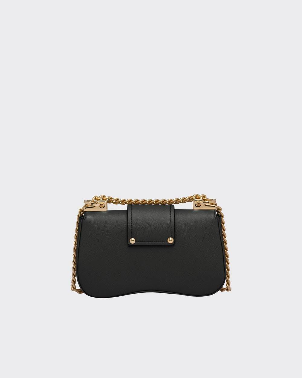 PRADA FRAGRANCE SHOULDER BAG WITH GWP ไอเท็มสุดโปรดที่ควรค่าแก่การครอบครองและเก็บสะสม กระเป๋าสะพายไหล่ สวยคม สีดำคลาสสิคตัดกับอะไหล่ทองเป็นอย่างดี วัสดุหนังแท้เต็มใบ เปิดปิดด้วยแถบหนังสอดในช่อง ใช้งานสะดวก พกพาง่าย ขนาดกำลังสวย สายสะพายในตัว สะพายได้หลากห