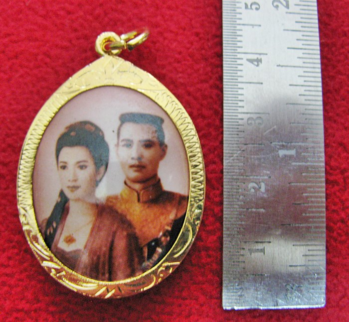 สินค้าหมดค่ะ ล็อกเก็ตพระสุพรรณกัลยาคู่พระนเรศวรพื้นสีแดงเลี่ยมทองไมครอนพร้อมใบคาถาค่ะ