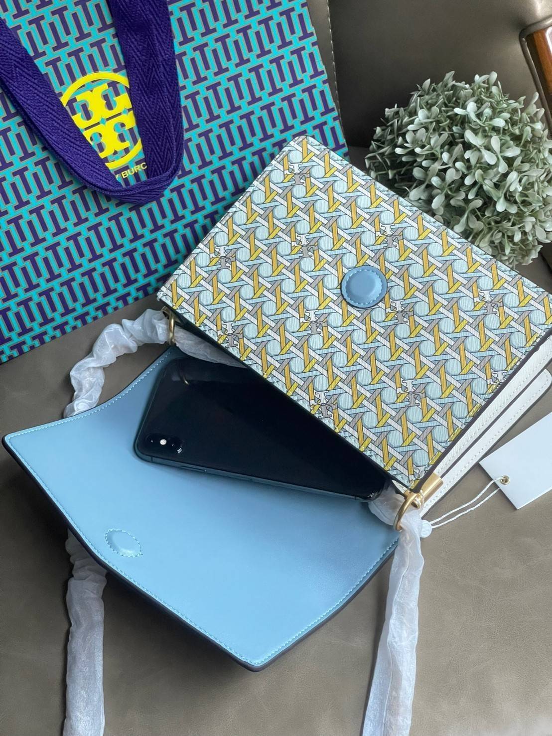 Tory Burch Robinson Printed Convertible Shoulder Bag กระเป๋าสุดคลาสสิค Collection นี้เหมาะกับสาว ๆ วัยรุ่นเป็นพิเศษ ด้วยโทนสีสดใสที่ทางแบรนด์ได้ดีไซน์ออกมาอย่างพิถีพิถัน สามารถตอบโจทย์สาว ๆ ที่มีคาแรคเตอร์หวาน สดใส และร่าเริงได้อย่างแท้จริงอีกทั้งลายโซ่ยั