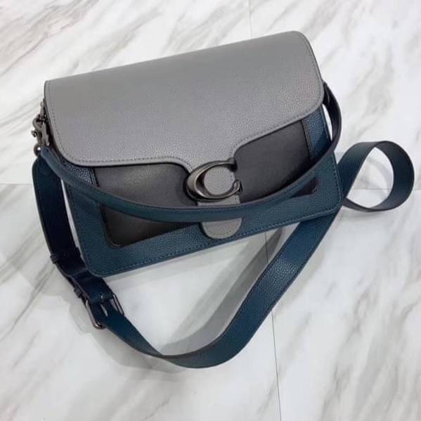OUTLET 】COACH Tabby Shoulder Bag พร้อมส่งที่ไทย A modern take on an archival 1970s Coach design, our structured Tabby shoulder bag is crafted in polished pebble leather. Finished with our Signature hardware for an iconic touch, the versatile silhouette fe