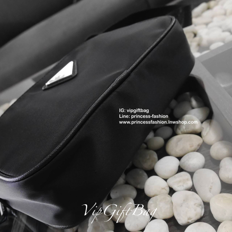 กระเป๋าสะพายข้าง จากแบรนด์ Prada วัสดุทำจากผ้าNylon อย่างหน้า อยู่ทรงสวยเลยคะ ขนาดกะทัดรัด ใส่มือถือ กระเป๋าตังยาว ได้เหลือๆคะ ด้านหน้ามีช่องซิปแยกให้คะ ด้านในบุผ้าลายแบรนด์อย่างดี มีป้ายโลหะแบรนด์ พร้อมช่องใส่ของแยกอีกด้วยคะ อะไหล่เงินทั้งใบ รุ่นนี้แม่ค้