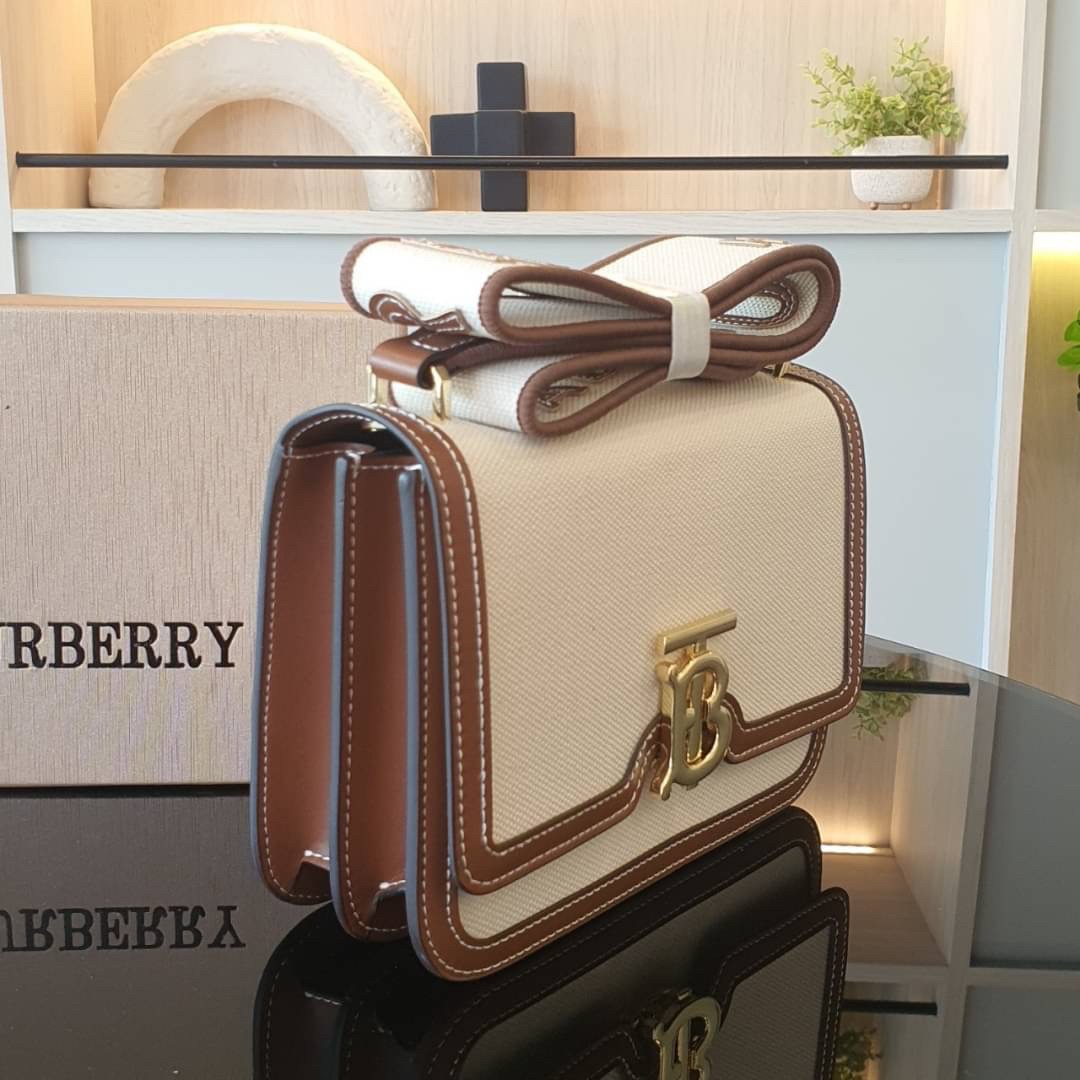 BURBERRY FRAGRANCES CROSSBODY BAG / BURBERRY FRAGRANCES QUITED LAMBSKIN BAG ตัวกระเป๋าเป็นผ้าตัดหนังแท้ Lambskin นิ่มสวยหรูดูดี เปิดปิดด้วยฝาปิดสัญลักษณ์รูปตัวB ภายในโล่งกว้าง