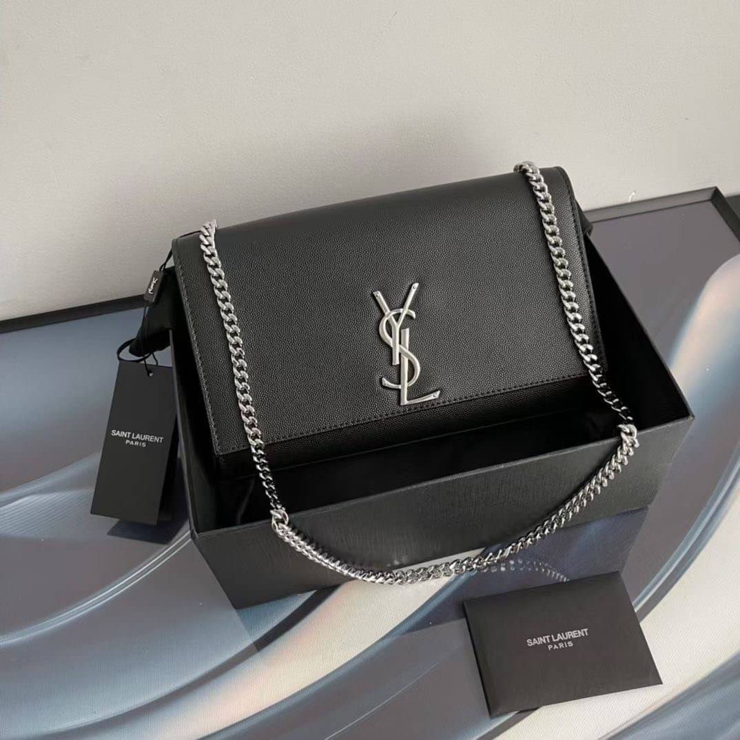 YSL kate medium chain bag in grain de poudre embossed leather 24cm กระเป๋าสะพายแบรนด์หรู รุ่นฮิตลอดกาล งานสวยดูดีมีระดับ ปั้มทุกจุด ขนาดกระทัดรัดกำลังดี มาพร้อมาสะพายโซ่ยาว เลื่อนปรับเป็น 2 แถว เพื่อสะพายเป็นสายสั้นได้ ด้านในโล่งกว้าง ใส่กระเป๋าสตางค์ใบยา