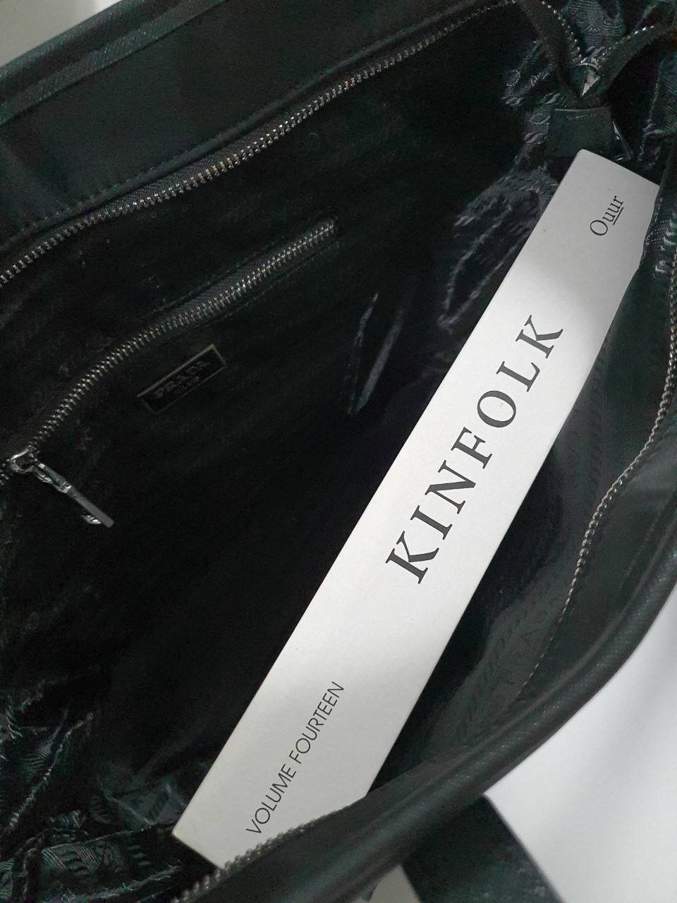 งานพรีเมี่ยมกิ้ฟท์แบรนด์ดังอย่าง PRADA NYLON กับรุ่น TOTEBAG กระเป๋าสะพายไหล่ ใบนี้วัสดุเป็น NYLON กันน้ำทั้งใบมาพร้อมอะไหล่สีเงิน ด้านหน้ามีช่องแยกใส่ของและประดับด้วยโลโก้แบรนด์สวยหรู ภายในมีช่องซิปแยก1ช่อง สามารใส่ A4 ipad ได้ทุกรุ่น ใบเดียวใช้ได้ทุกโอก