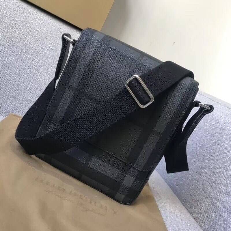 พรีเมี่ยมกิ๊ฟแท้ 100% 】BURBERRY Men's Luxury Fashion London Crossbody Check VIP GIFT WITH PURCHASE (GWP) วัสดุหนังแท้ กระเป๋าสะพายผู้ชายสีดำสุดคลาสสิค ใช้งานได้บ่อย หลายโอกาส ขนาดจุของได้เยอะ งานจริงสวยตามภาพเลยค่ะ