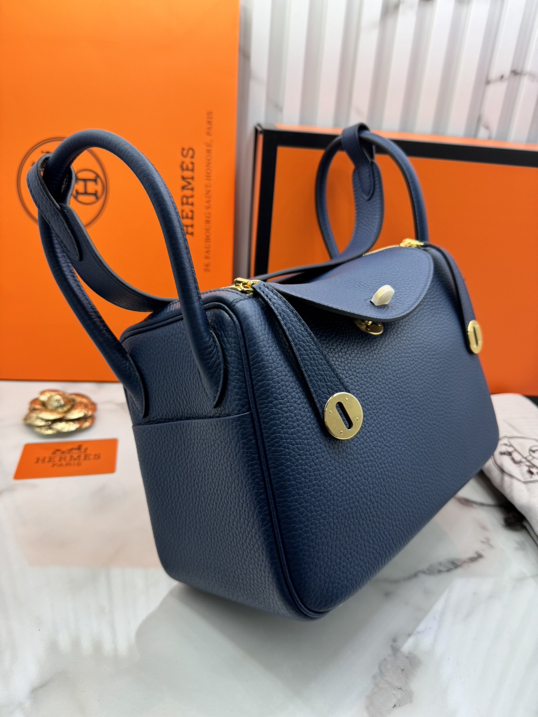 พร้อมส่ง 15 สี HERMES Lindy 26 bag กระเป๋าทรงโท้ทหนังสวยอย่างดี เอกลักษณ์ของความเรียบหรูไฮคลาสอย่างสมบูรณ์แบบ เกรดออริ สลับแท้ งานสวยตามรูป ใช้งานต่างประเทศได้