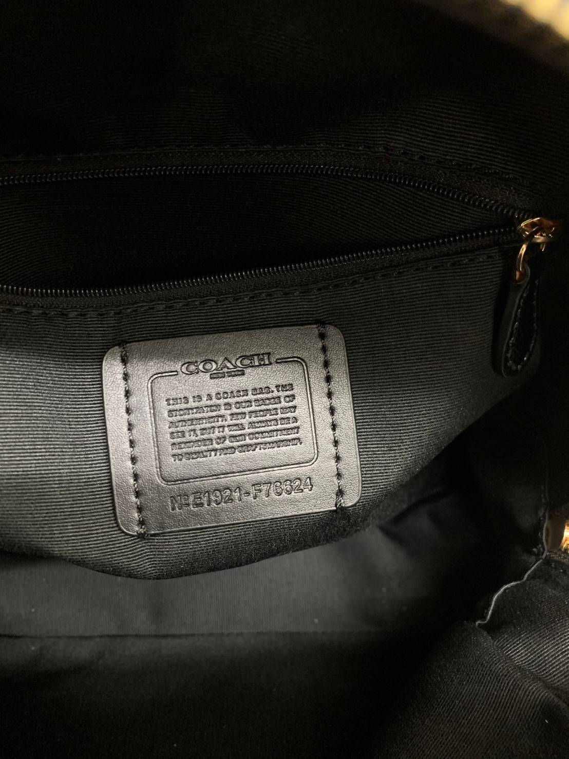 COACH JORDYN BACKPACK IN BLOCKED SIGNATURE ((76622//76624//76715)) พร้อมส่ง กระเป๋าสะพายหลังแบบมีหูหิ้ว หนังแท้ หนังนิ่มอย่างดีเลยค่า ด้านหน้ามีช่องซิปหนึ่งช่องสำหรับใส่ของจุกจิกนะคะ เปิดปิดช่องหลักแบบซิปคู่ หัวซิปมีหนังห้อยมาให้ ภายในกระเป๋าโล่งใส่สัมภาร