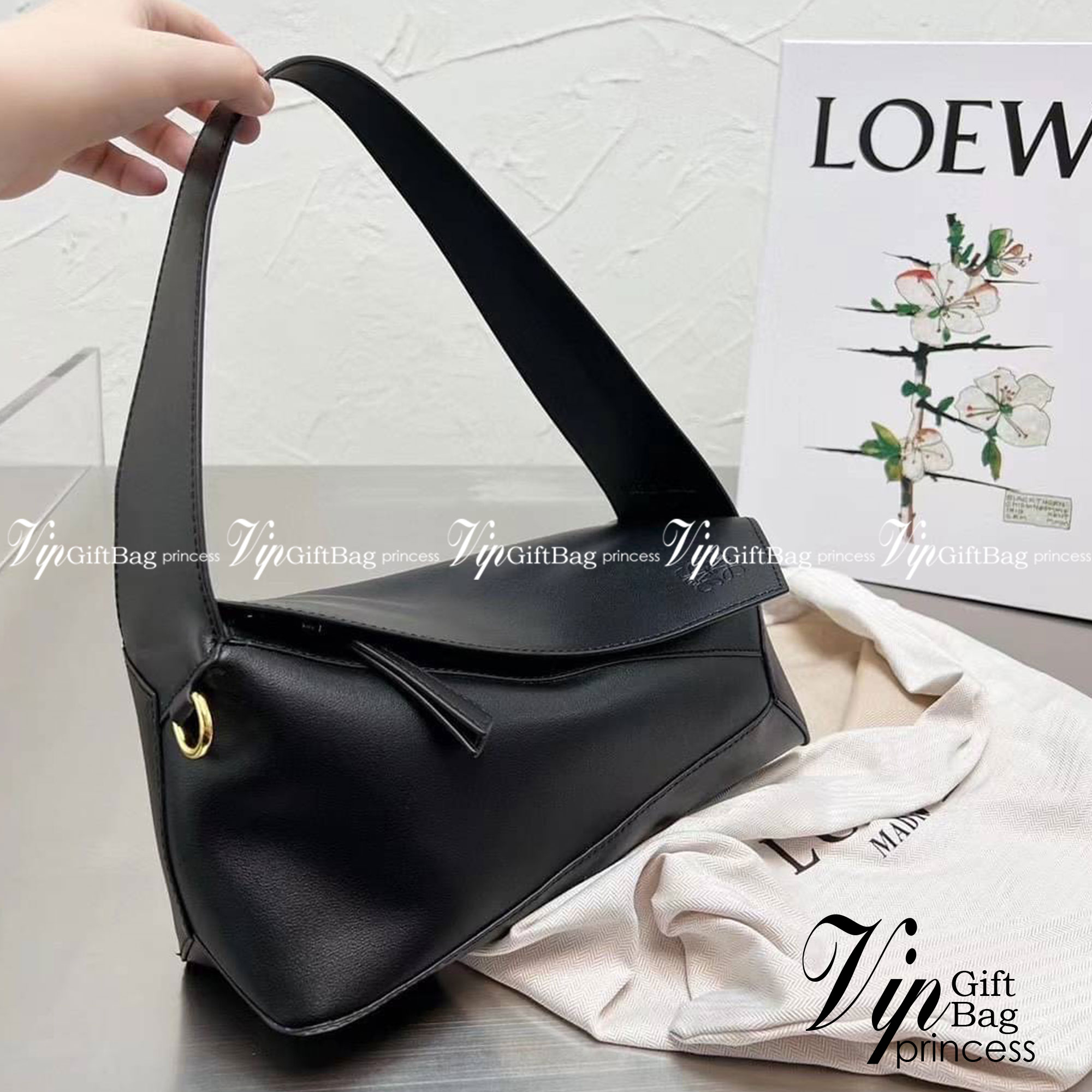 LOEWE Puzzle Hobo bag in nappa calfskin กระเป๋าสะพายไหล่มีความพิเศษในหลายด้าน ไม่ว่าจะเป็นรูปทรงที่แปลกใหม่ มินิมอลด้วยโลโก้อนาแกรมแบบประทับ ดูหรู เป็นกระเป๋า Unisex ที่ไม่ว่าคุณจะเป็นผู้หญิงหรือผู้ชายก็ใช้งานได้