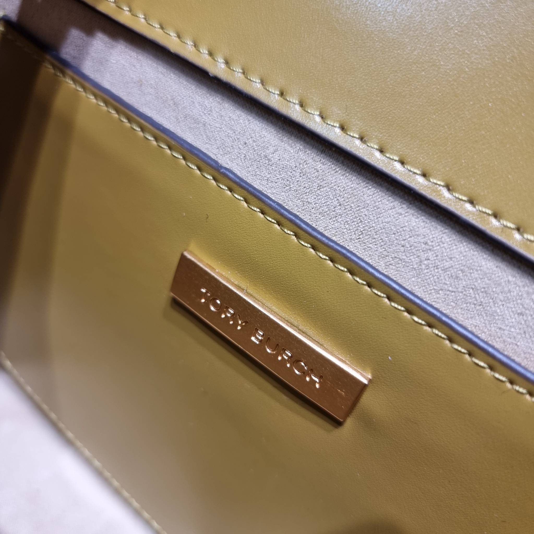 TORY BURCH ROBINSON SPAZZOLATO CONVERTIBLE SHOULDER BAG คอลเลคชั่นใหม่ สวยก่อนใคร ในราคาสุดคุ้ม! กับกระเป๋าสะพายไหล่ ดีไซน์สุดหรู หนังแก้วเงาสวยคม สีผู้ดี รูปทรงใช้งานได้ทุกลุค