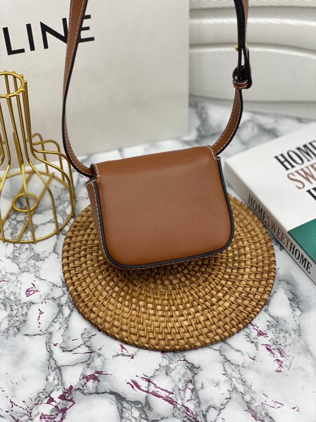 หนังแท้ CELINE MINI TRIOMPHE IN TRIOMPHE CANVAS AND CALFSKIN ใบเล็กน่ารัก งานหนังแท้ทั้งใบ กระเป๋ามินิทรงชิค ดีไซน์รูปกล่องสุดแสนมินิมอล สามารถสะพายแบบ Crossbody และยังเป็น Belt Bagได้อีกด้วย แบบไม่มีตกยุค ด้านหน้าโดดเด่นด้วยโลโก้สีทอง เป็นอีกหนึ่งตัวเลือ