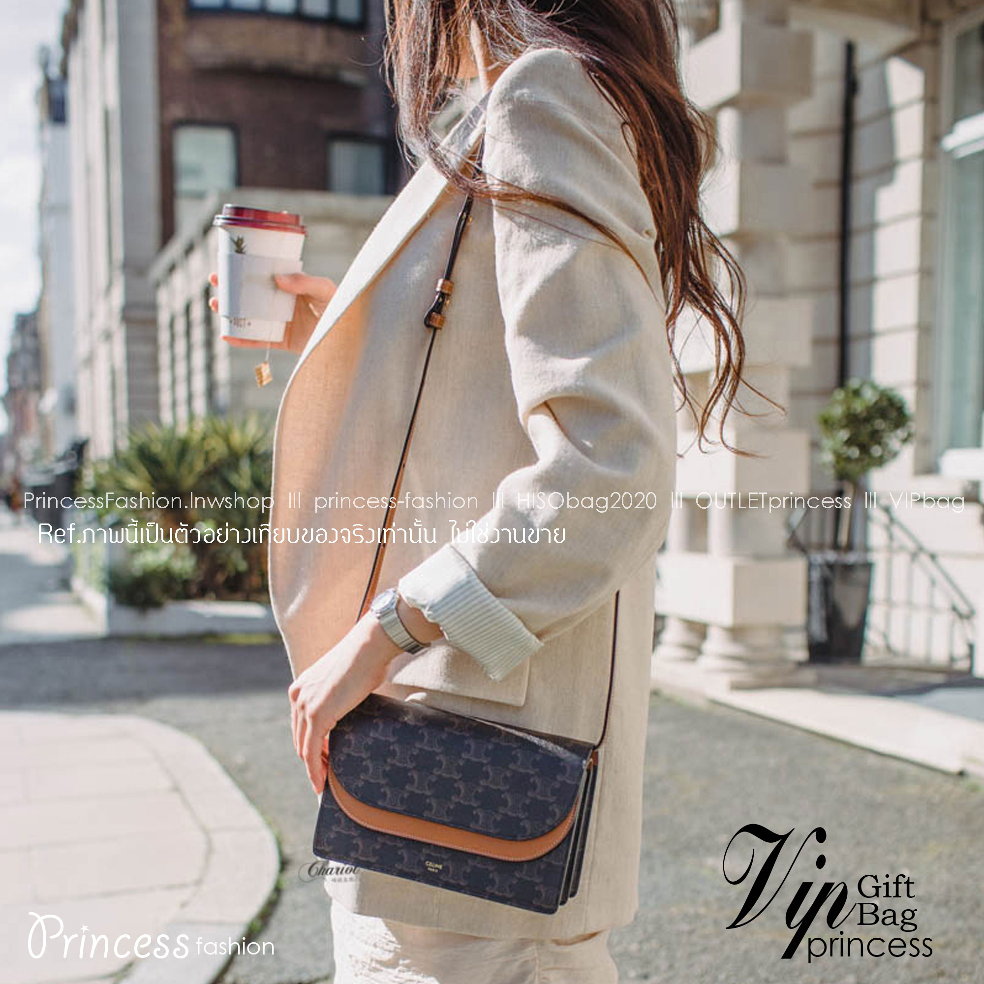 CELINE WALLET ON STRAP IN TRIOMPHE CANVAS AND LEATHER อีกหนึ่งรุ่นยอดนิยม กระเป๋าสะพายกึ่งคลัทช์ ในรูปแบบกระเป๋าสตางค์ ให้พกพาได้ง่าย ใส่ของสำคัญ มือถือ หรือบัตรต่างๆได้