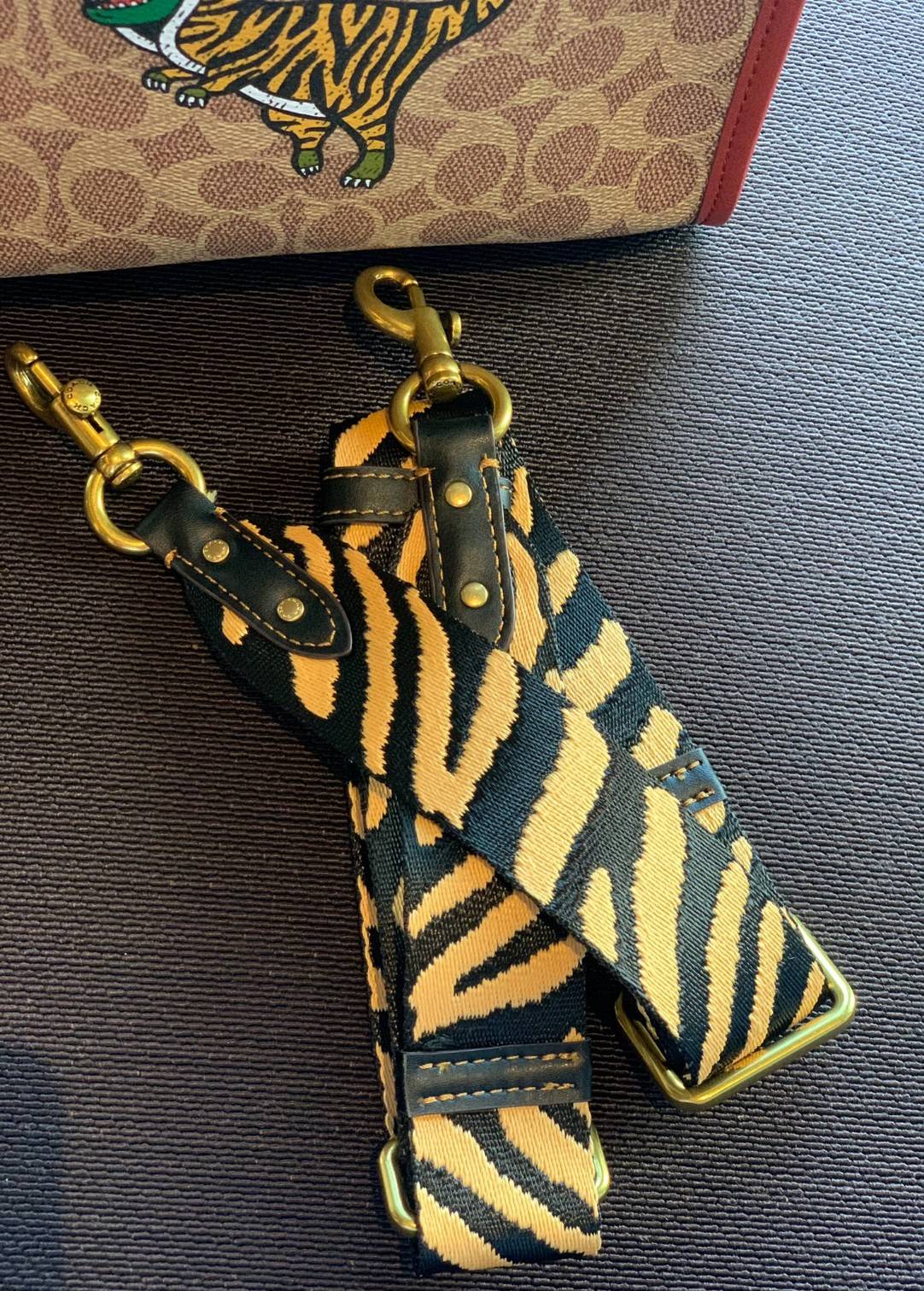 COACH LUNAR NEW YEAR FIELD TOTE 22 IN SIGNATURE CANVAS WITH TIGER REXY ((C7767)) 📌พร้อมส่งที่ไทย ต้อนรับปีเสือนี้กันค่าา! กระเป๋าทรงTote หนังแท้สวย 🔺ด้านหน้า สกรีนลาย Tiger Rexy อันเป็นสัญลักษณ์ประจำปีกันเลยค่ะ ปากกระเป๋าเปิดปิดแบบกระดุมแม