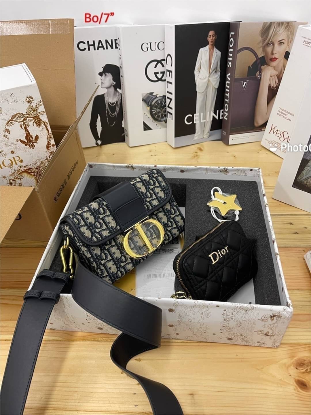 DIOR SET BAG / DIOR 30 Montaigne Bag / DIOR ANAGRAM BOX SET / CD LIMITED EDITION GIFT BOX WITH GOLD STAR BOUTIQUE SET พร้อมเสิร์ฟครบชุด แรร์ไอเท็ม ที่ถูกรวมไว้ในหนึ่งเดียว กับ gift box limited จัดให้ทั้งกระเป๋าสะพายสุดหรู กระเป๋าสตางค์ใบสั้นรุ่นคลาสสิค แล