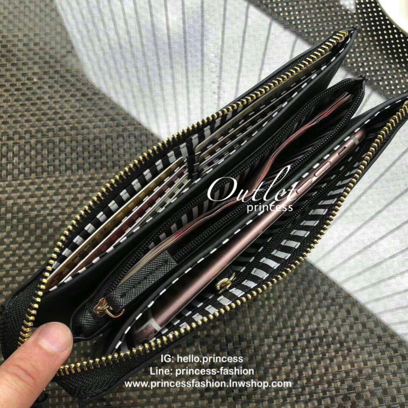 KATE SPADE Wallet Clutch Bag กระเป๋าทรงคลัชสุดคุ้มหนัง Saffiano ด้านหน้ามีโลโก้แบรนด์ มาพร้อมสายคล้องมือ เปิดปิดด้วยซิปสะดวกใช้ สามารถใส่แทนกระเป๋าสตางค์ใบยาว ภายในแบ่งออกเป็น3ช่องหลัก มีช่องใส่บัตร เครื่องสำอาง เครื่องเขียน เหรียญ ไส่ไอโฟนพลัส ได้ค่ะ มีก