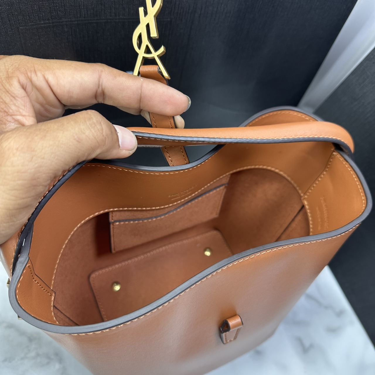 Small 6" YSL Le 37 in shiny leather Hobo Bag / YSL Bucket Bag / YSL Tote Bag กระเป๋าสะพายทรงโฮโบโท้ท งานหนังสวยเต็มใบ อะไหล่ทองสวยคลาสสิก ราคาแสนดีแนะนำของมันต้องมีจริงๆ