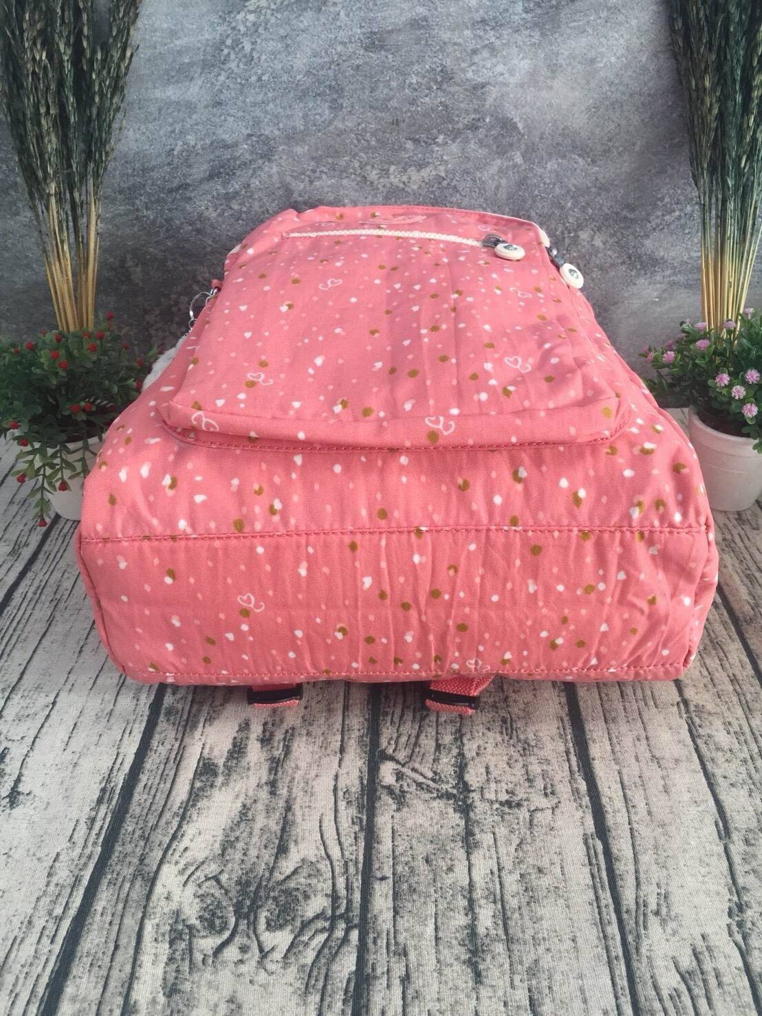 KIPLING Bizzy Boo เป็นกระเป๋าผ้าอ้อมกระเป๋าเป้สะพายหลังที่มีสไตล์ กระเป๋าเป้สะพายหลังขนาดเล็กที่มีน้ำหนักเบาและใช้งานง่ายและทำความสะอาดได้ง่ายออกแบบมาเป็นพิเศษสำหรับทารกของคุณ Bizzy Boo มาพร้อมกับกระเป๋าด้านข้างสำหรับทารกเล็ก ๆ ที่เข้ากันได้กับแผ่นรองพื้น