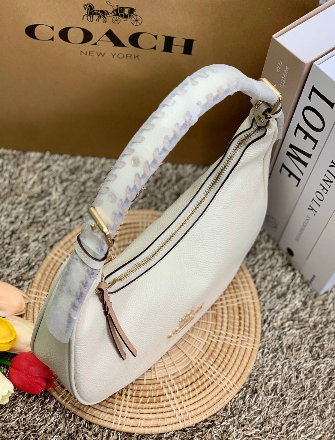 COACH BAILEY HOBO WITH WHIPSTITCH ((C4108//C1322)) พร้อมส่งที่ไทย!! สวยจริงไม่จกตาแน่นอนค่าา กระเป๋าทรงโค้ง ใช้แบบหิ้วหรือคล้องไหล่ก็ดูดี ใช้วัสดุหนังแท้ชั้นดี หนังสวยมากๆค่ะ ด้านหน้าใช้อะไหล่แบรนด์ตัวใหญ่ หรู ดูสะดุดตามีเดียว