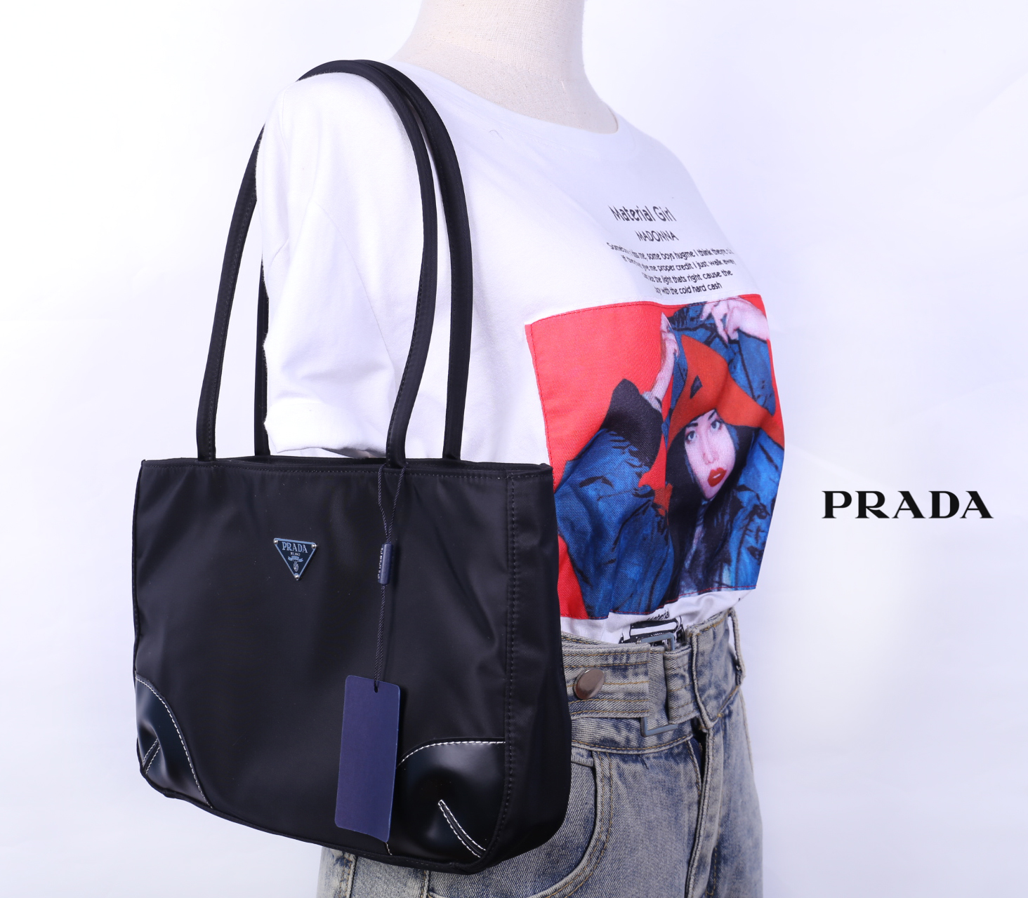 PRADA Shopping Bag / Prada Tessuto Tote Bag กระเป๋าสะพายไหล่ วัสดุ Nylon น้ำหนักเบา วัสดุทำจากไนลอนตัดกับหนัง ด้านหน้าประดับด้วยโลโก้แบรนด์