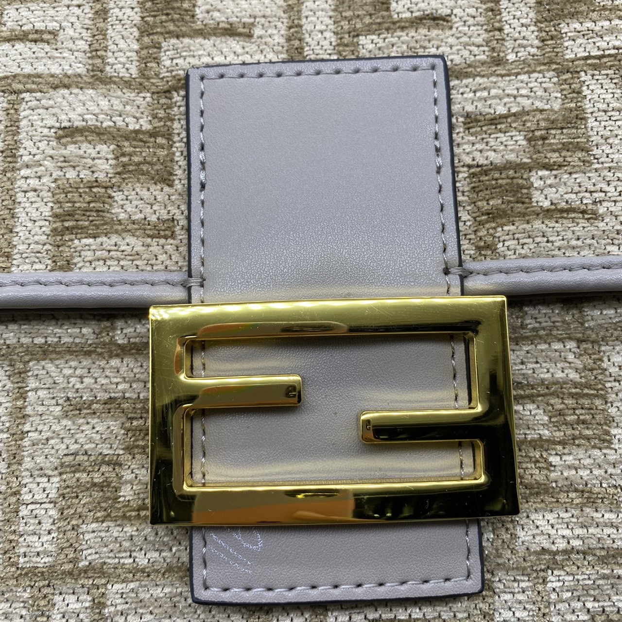 Fendi Baguette FF Tapestry Fabric Bag เกรดออริจินอล กระเป๋าทรง Baguette ขนาดกลาง วัสดุผ้าเซนิล พร้อมลวดลาย FF สีเทาเข้ม ปิดท้ายด้วยรายละเอียดหนังแบบทูโทนและประดับด้วยตัวล็อค FF โดดเด่นด้วยฝาปิดด้านหน้าตัวล็อคแม่เหล็กช่องด้านในบุด้วยผ้าหนังกลับพร้อมกระเป๋า
