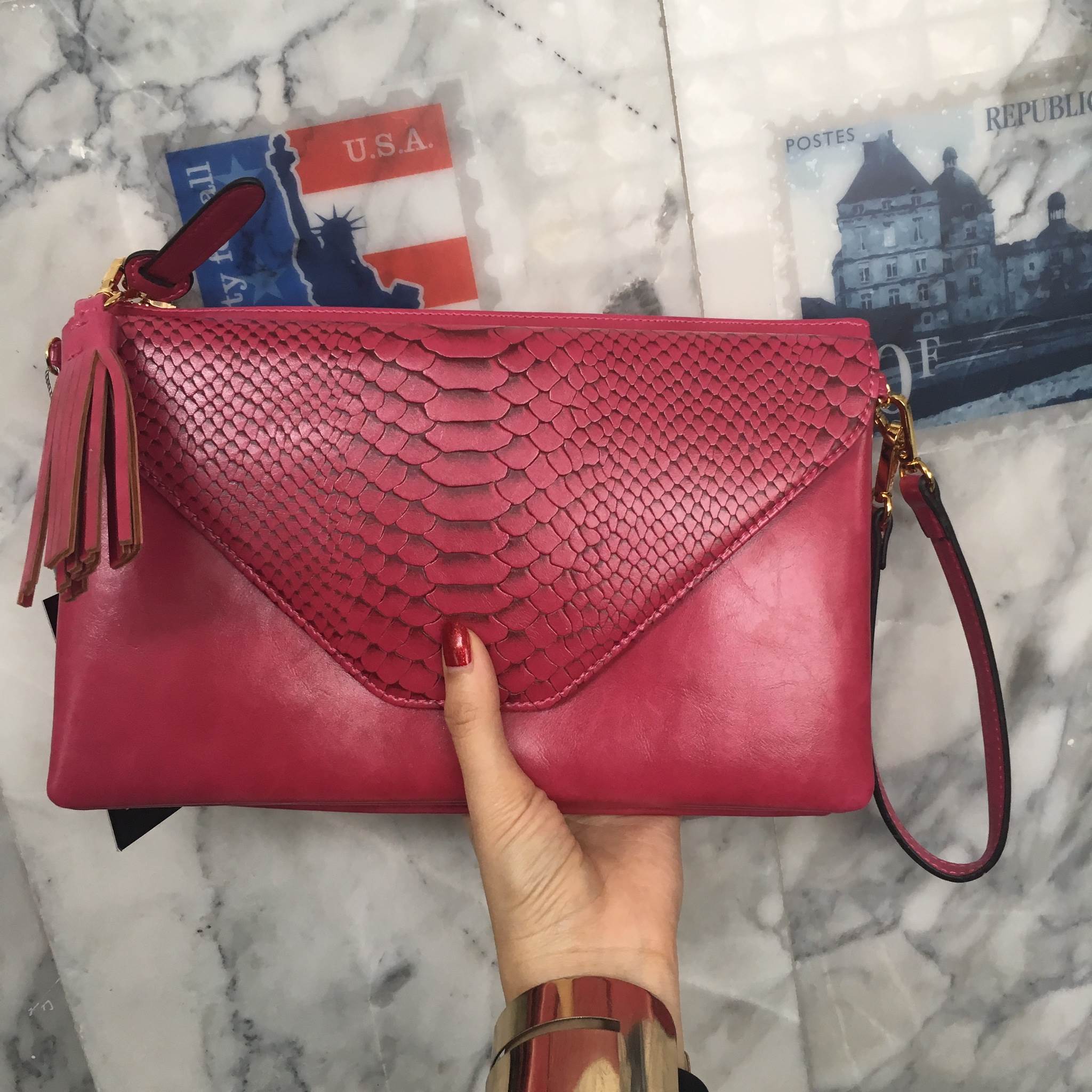 มาตามคำเรียกร้องคะสำหรับ size นี้ รอบนี้ ได้ ของ KEEP BRAND มาคะ รับรองความสวย 😍กระเป๋า KEEP Doratry shoulder &clutch bag ตัวกระเป๋าผลิตจากหนังแกะเทียม ตัดกับ ลายงู ลายหนังชัดเจน สวย อะไหล่ทองเพิ่มความหรูให้กับกระเป๋าสุดๆคะ 🌵จุดเด่นคือ สาม