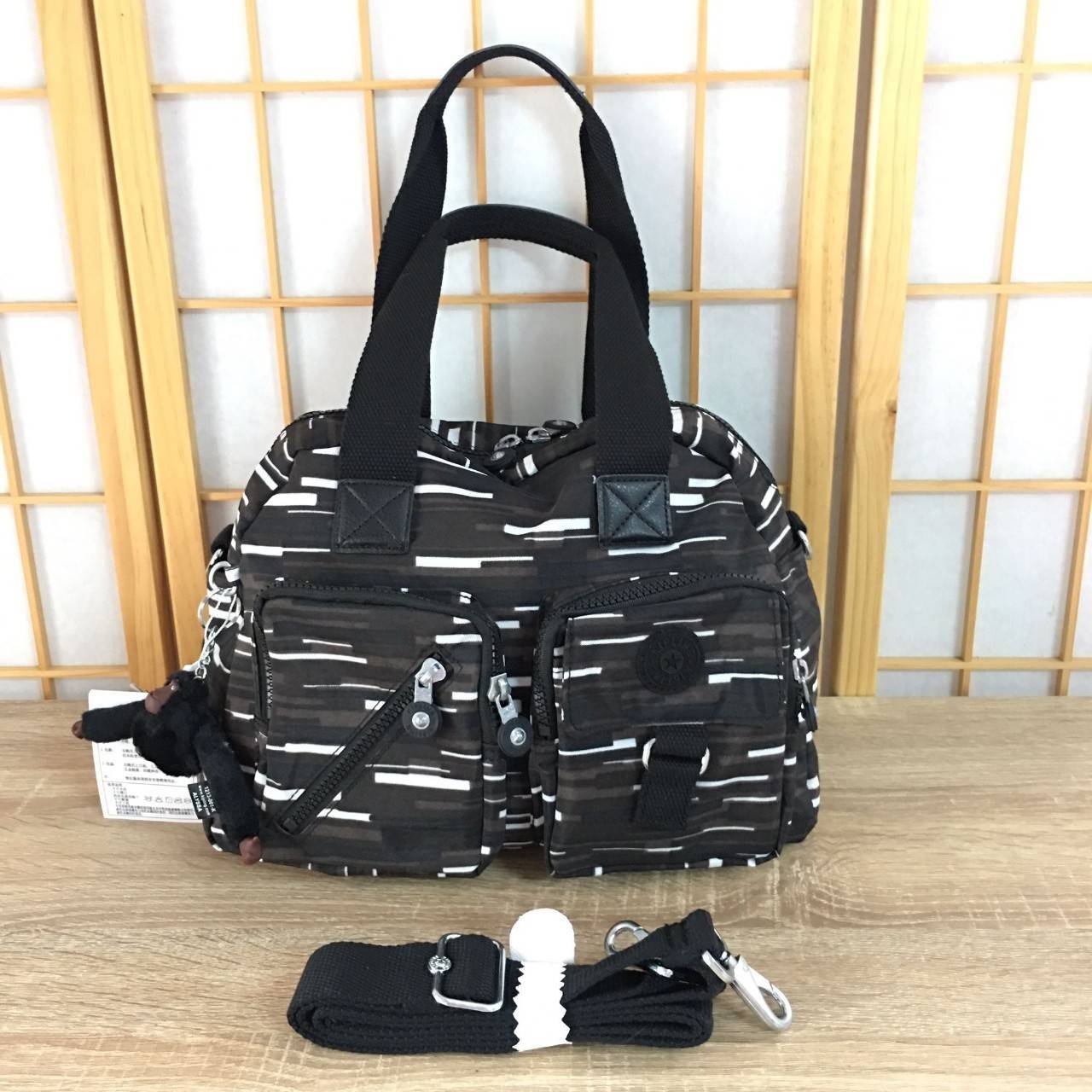 Kipling K13636 Defea Handbag ใช้สำหรับถือ/สะพายข้างได้ค่ะ สายถอดออกได้ ด้านหน้ามี 2 ช่องซิปและยังช่องซิปเชียงและช่องอื่นอีก ด้านหลังมีอีก 1 ช่องซิปยาวค่ะ ปากกระเป๋าหลักด้านบนปิด 2 ซิป ก้นมีฟองน้ำกันกระแทก มีช่องซิปอีก 1 ช่อง ช่องเล็กอีกตามรูป ใช้ได้ทุกโอก