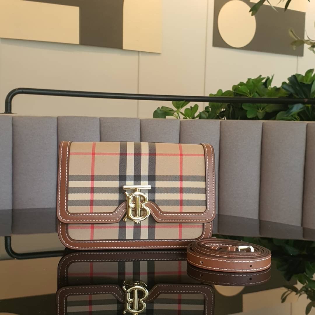BURBERRY FRAGRANCES CROSSBODY BAG / BURBERRY FRAGRANCES QUITED LAMBSKIN BAG ตัวกระเป๋าเป็นผ้าตัดหนังแท้ Lambskin นิ่มสวยหรูดูดี เปิดปิดด้วยฝาปิดสัญลักษณ์รูปตัวB ภายในโล่งกว้าง ใส่มือถือ กระเป๋าสตางค์ได้
