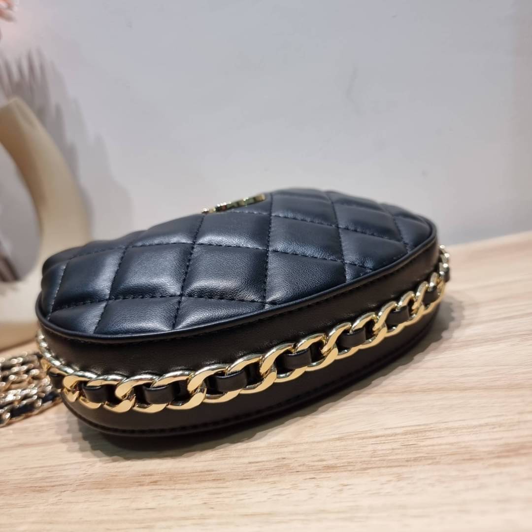 Chanel Pouch Hot item 2023 กระเป๋าสะพายกึ่งพอช ใบเล็กน่ารักน่าใช้ ถือไปไหนก็อัพลุคปัง วัสดุหนังแกะ สัมผัสนิ่มมือ หูจับในตัว ปรับได้อีกเล็กน้อย มาพร้อมสายสะพายโซ่