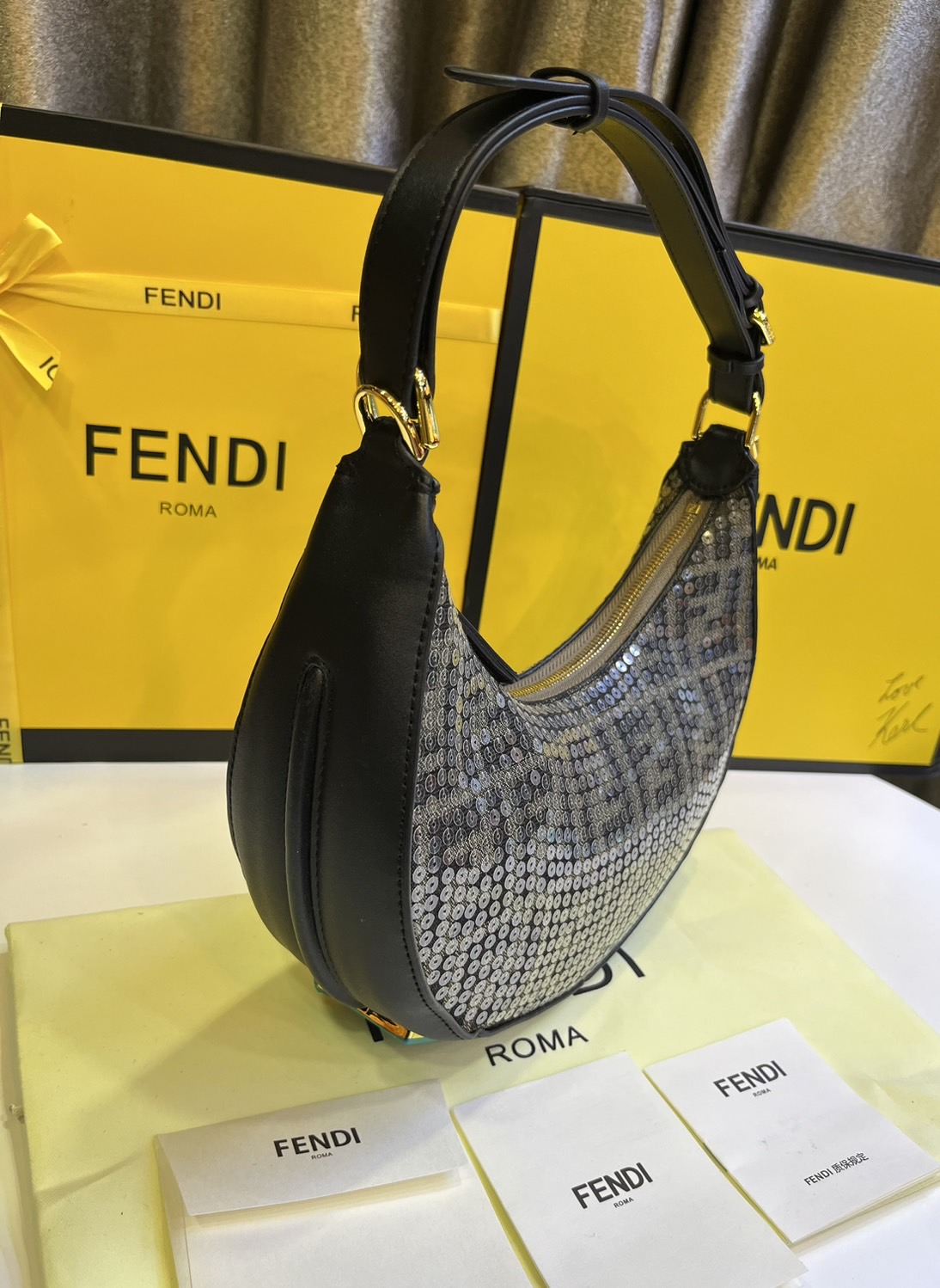 FENDI Fendigraphy Hobo Bag Brown fabric charm / Fendi hobo bag พร้อมส่ง กระเป๋าสะพายไหล่เฟนดิปักเลื่อมรุ่นใหม่ สวยหรู **สินค้าเกรดออริจินอล 1:1 สลับแท้