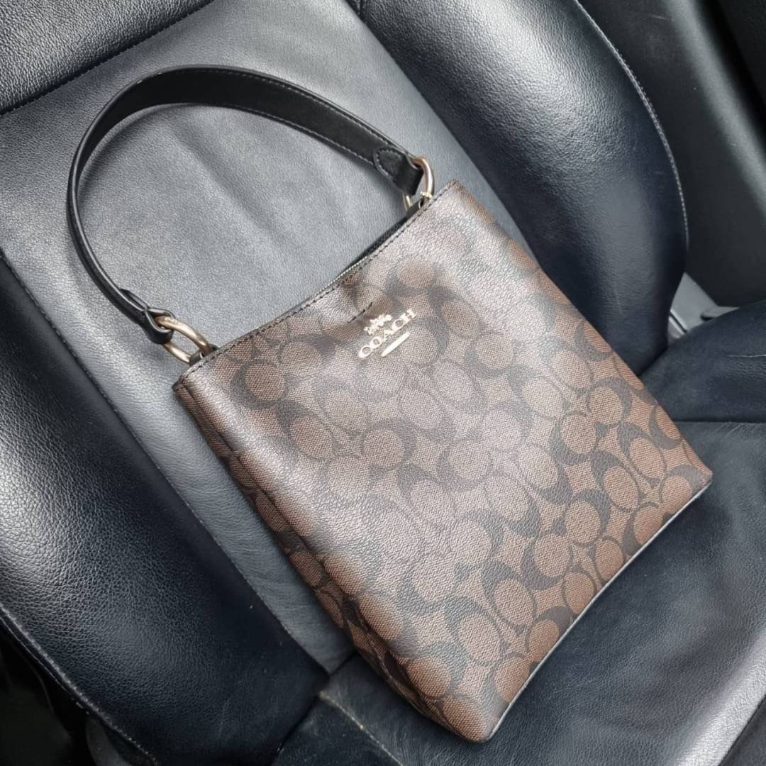 COACH 2312 SMALL TOWN BUCKET BAG IN SIGNATURE CANVAS รุ่นยอดนิยมใบเล็กมาครบสีแล้วจ้า กระเป๋าทรงบัคเก็ต สีผู้ดี๊ผู้ดี ตัวกระเป๋าดีไซน์คลาสสิคลายซี ดูโดดเด่น วัสดุหนังแคนวาสเคลือบลาย สวยคมทุกมุมจริงๆ!! เปิด-ปิดด้วยกระดุมแม่เหล็กทั้ง 2 ฝั่ง ภายในเป็นช่องโล่ง