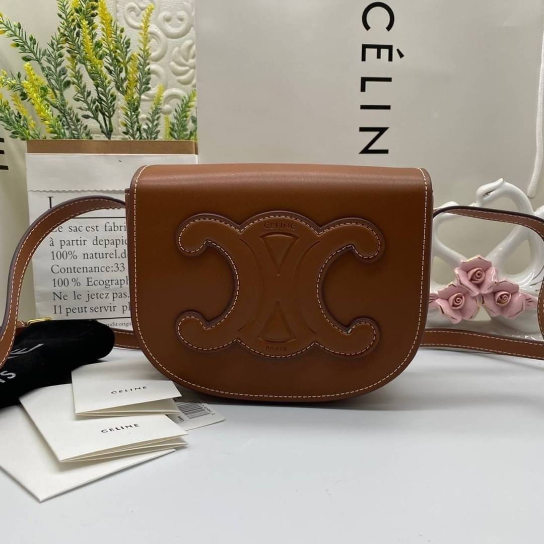 VIP 】CELINE FOLCO CUIR TRIOMPHE in Smooth Calfskin ใหม่ล่าสุดของแบรนด์CELINE ให้ลุคชิคแอนด์ชิล (GWP) พรีเมี่ยมกิ๊ฟ Limited Edition จาก CELINE PERFUME DUTY FREE COUNTER วัสดุหนังแท้ (Calfskin) ขนาดกระทัดรัด น้ำหนักเบา โดดเด่นด้วยดีไซน์โลโก้แบรนด์ที่ด้านหน้