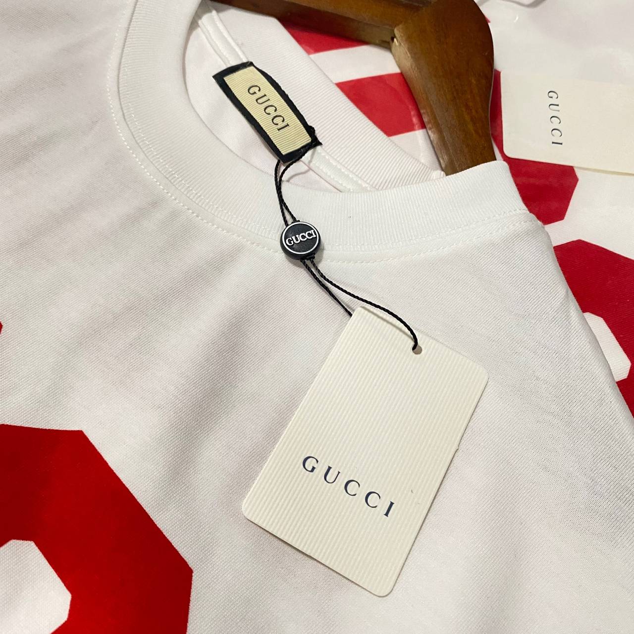 Gucci T-Shirt ภาพสินค้าจริง พร้อมส่งที่ไทย 100ปี Collection สวยยบาดใจ ผ้าเด้งงง นุ่ม ลื่นน ต้องมี !!ดาวิยังใส่ค้า เป๊ะสุดจริงๆ เสื้อยืด งานน่ารักมาก ผ้าเด้งใส่สบายมากกกก ห้ามพลาดเลยนะคะ ใส่สบายสุดๆ