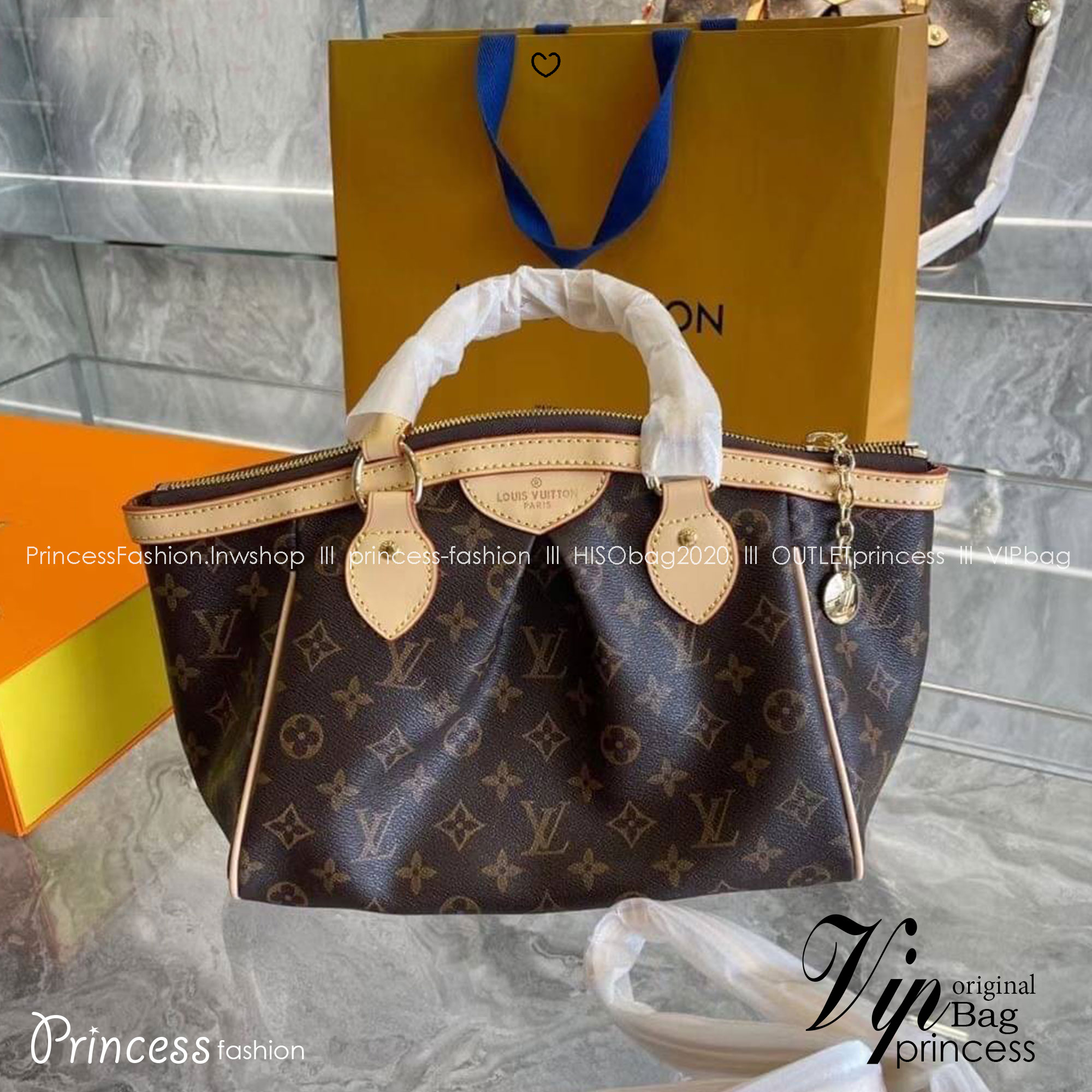 LV Tivoli PM Monogram Canvas Handbag กระเป๋าถือสุดคลาสสิก งานวินเทจรุ่นตามหาพร้อมเสิร์ฟให้สาวๆได้สวย ในราคาเบาๆ งานจริงสวยมาก แคนวาสพิมพ์ลายโมโนแกรมคมชัด สวยงามน่าใช้มากๆ แนะนำค่ะ