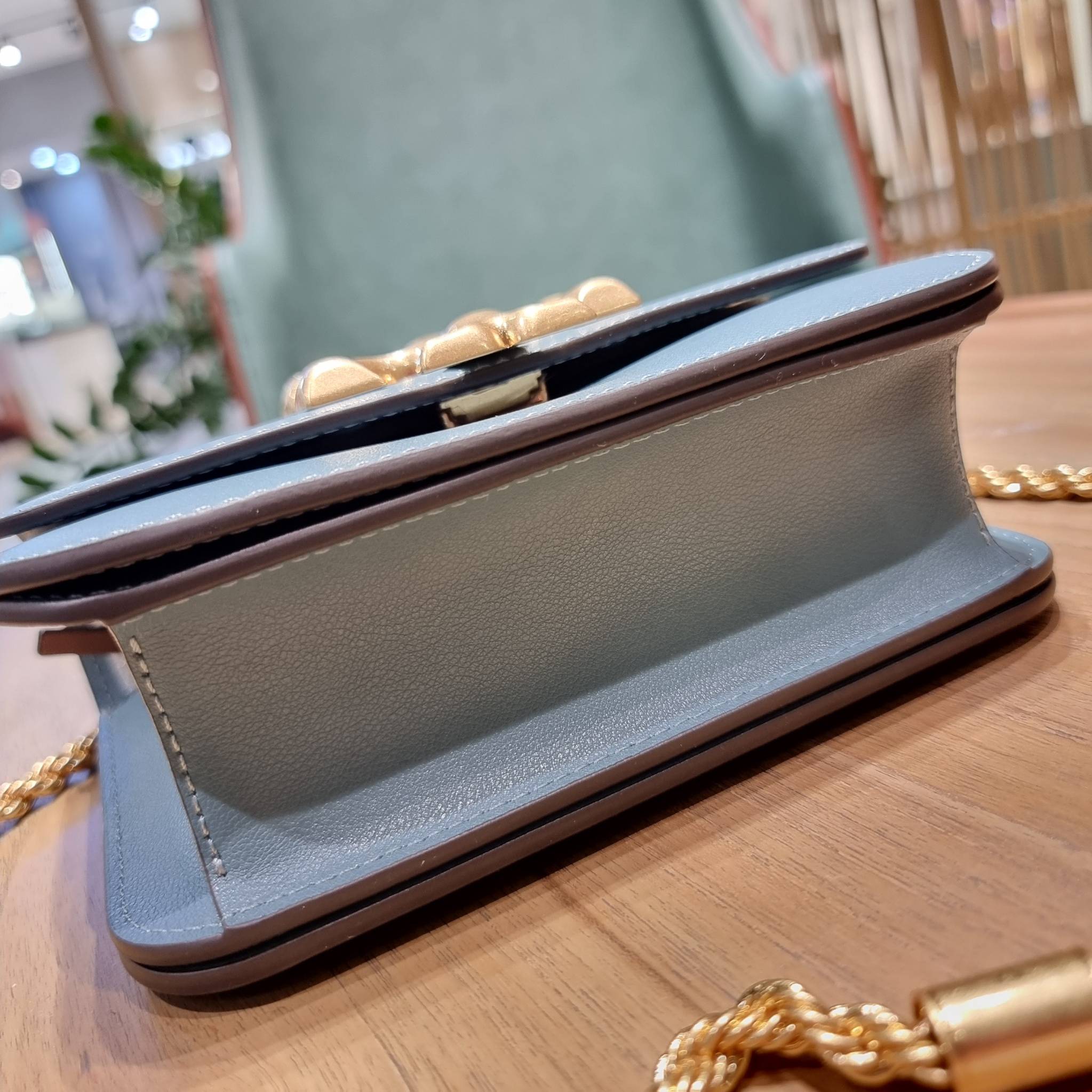 TORY BURCH ELEANOR TEXTURED SMALL CONVERTIBLE SHOULDER BAG สีใหม่!! ฮอตไอเท็ม รุ่นนี้ขายดีขายหมด สวยหรู คุณหนู ผู้ดี!! หายากมาก กระเป๋าสะพายข้าง ดีไซน์อยู่ทรง ขนาดกำลังสะดวกใช้สำหรับสาว วัสดุหนังแท้เต็มใบ ผิวมีเทกเจอร์ อัพเวลความหรู สีทูโทน เปิด-ปิดด้วยแถ