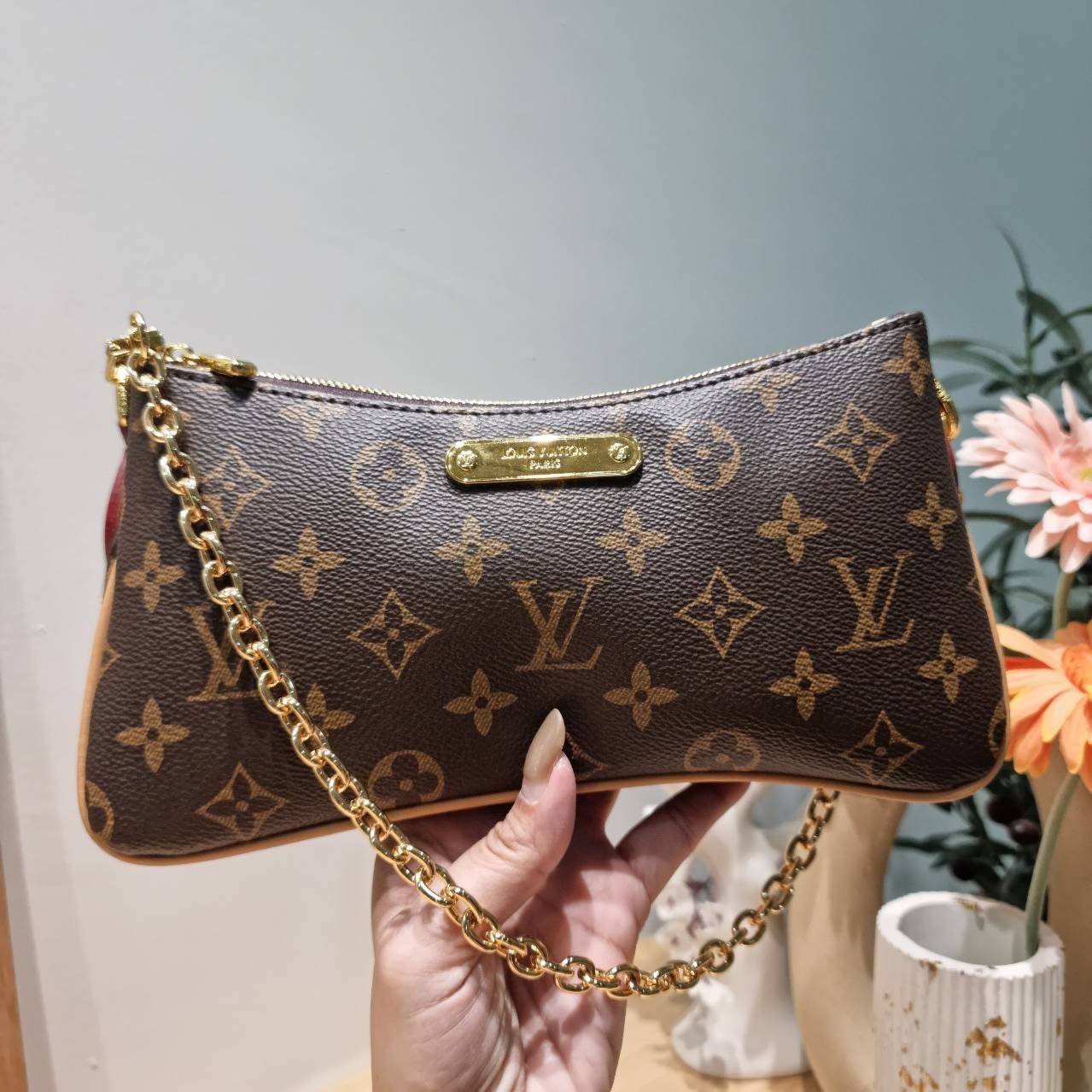 LV liv pochette กระเป๋าสะพายทรงสวย เป็นเอกลักษณ์ ดีไซน์ลวดลายโมโนแกรมเรียบหรู