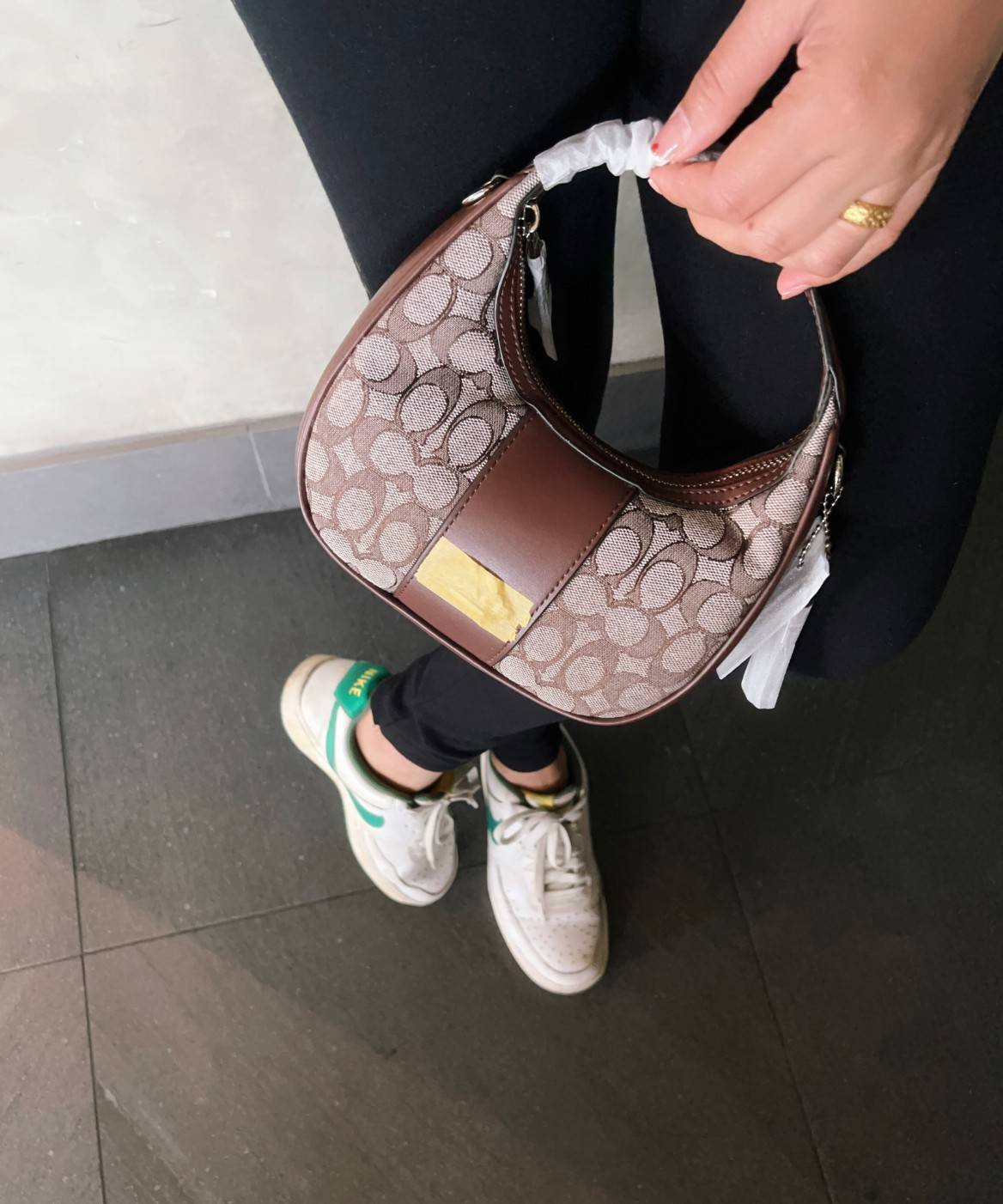 COACH CARMEN MINI CROSSBODY IN SIGNATURE JACQUARD กระเป๋ารูปทรงพระจันทร์โค้งมน น่ารักน่าใช้มากๆ!! เกรดท็อปออริ เกรดดีสุด สลับแท้ 1:1 ใช้ต่างประเทศได้