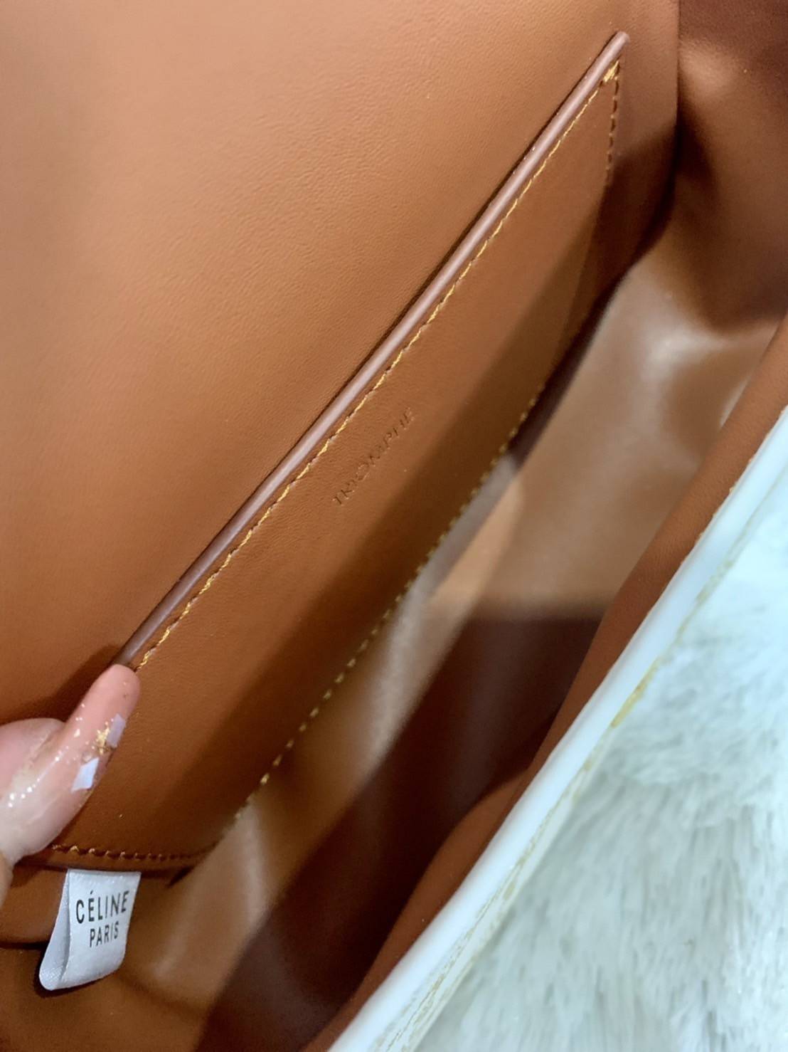 VIP 】CELINE TABOU CLUTCH BAG CELINE MINI CROSSBODY BAG (GWP) วัสดุ Triomphe Canvas หนังสวยอยู่ทรงกันน้ำได้ ขนาดกำลังน่ารัก การออกแบบที่เน้นความเรียบแต่หรู มาพร้อมสายสะพายสั้นและสายสะพายยาว สำหรับสะพายไหล่ สายปรับระดับสั้น-ยาวได้ (ถอดไม่ได้) โดดเด่นที่ด้าน