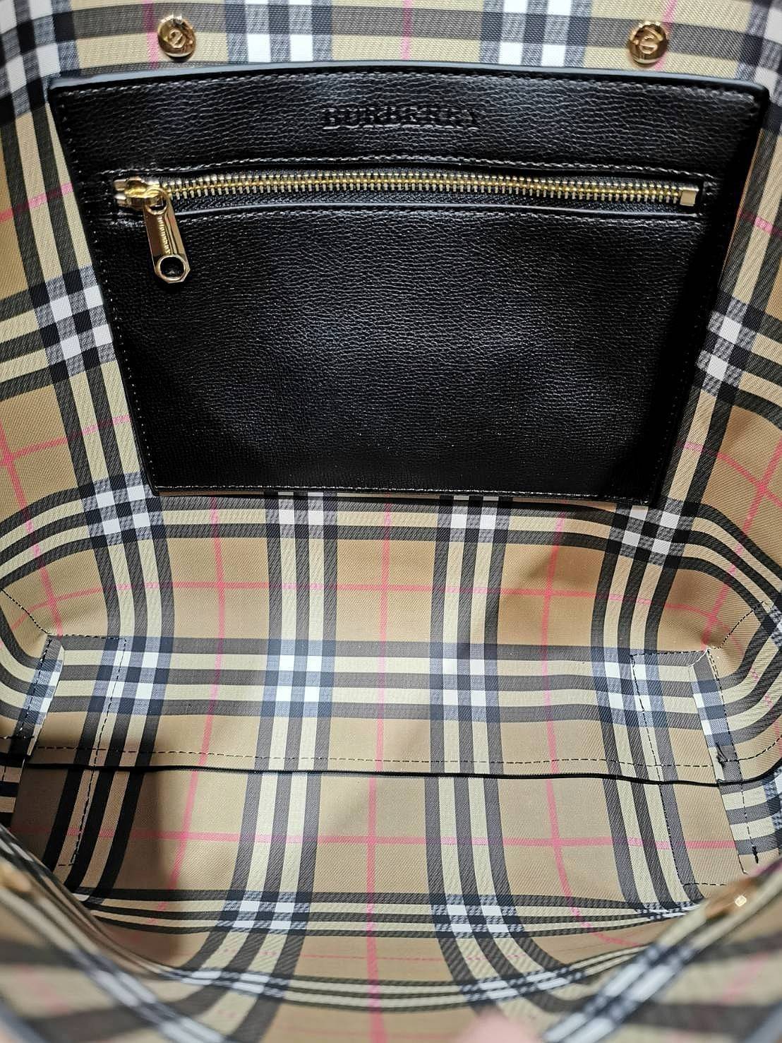 VIP 】BURBERRY FRAGRANCES TOTE BAG VIP GIFT WITH PURCHASE (GWP) พรีเมี่ยมกิ๊ฟ Limited Edition จาก BURBERRY PERFUME รุ่นแนะนำ ดีไซน์สวยโดดเด่นหนังสีดำขึ้นเทคเจอร์ด้านหน้ามีโลโล้แบรนด์ ภายในลายวินเทจสุดคลาสสิค โล่งกว้างมีช่องซิปเล็กและโลโก้ด้านใน สามารถใส่เอ