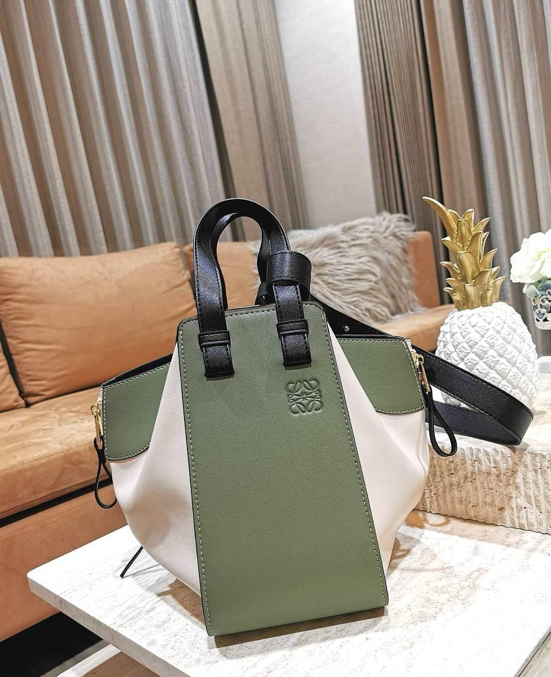 LOEWE HANDLE & SHOULDER BAG GIFT WITH PURCHASE GWP พรีเมี่ยมกิ๊ฟ Limited จาก LOEWE PERFUME DUTYFREE รุ่น Rare items สุดๆวัสดุหนังแท้ Calfskin หนังสวยดีไซน์มีเอกลักษณ์ ใบใหญ่กำลังดี น้ำหนักเบา สามารถปรับได้หลายทรงไม่จำเจ ด้านข้างมีซิปปรับขยายได้ ภายในโล่งก