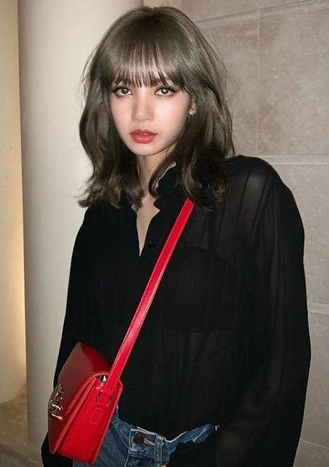 CELINE Medium Triomphe Bag In Shiny Calfskin Medium Triomphe Bag In Shiny Calfskin GIFT WITH PURCHASE (GWP) พรีเมี่ยมกิ๊ฟ Limited Edition จาก CELINE PERFUME DUTY FREE COUNTER วัสดุหนังแท้ (Calfskin) ซับในเป็นหนังแกะ (Lambskin) รูปทรงสี่เหลี่ยมผืนผ้า ขนาดก