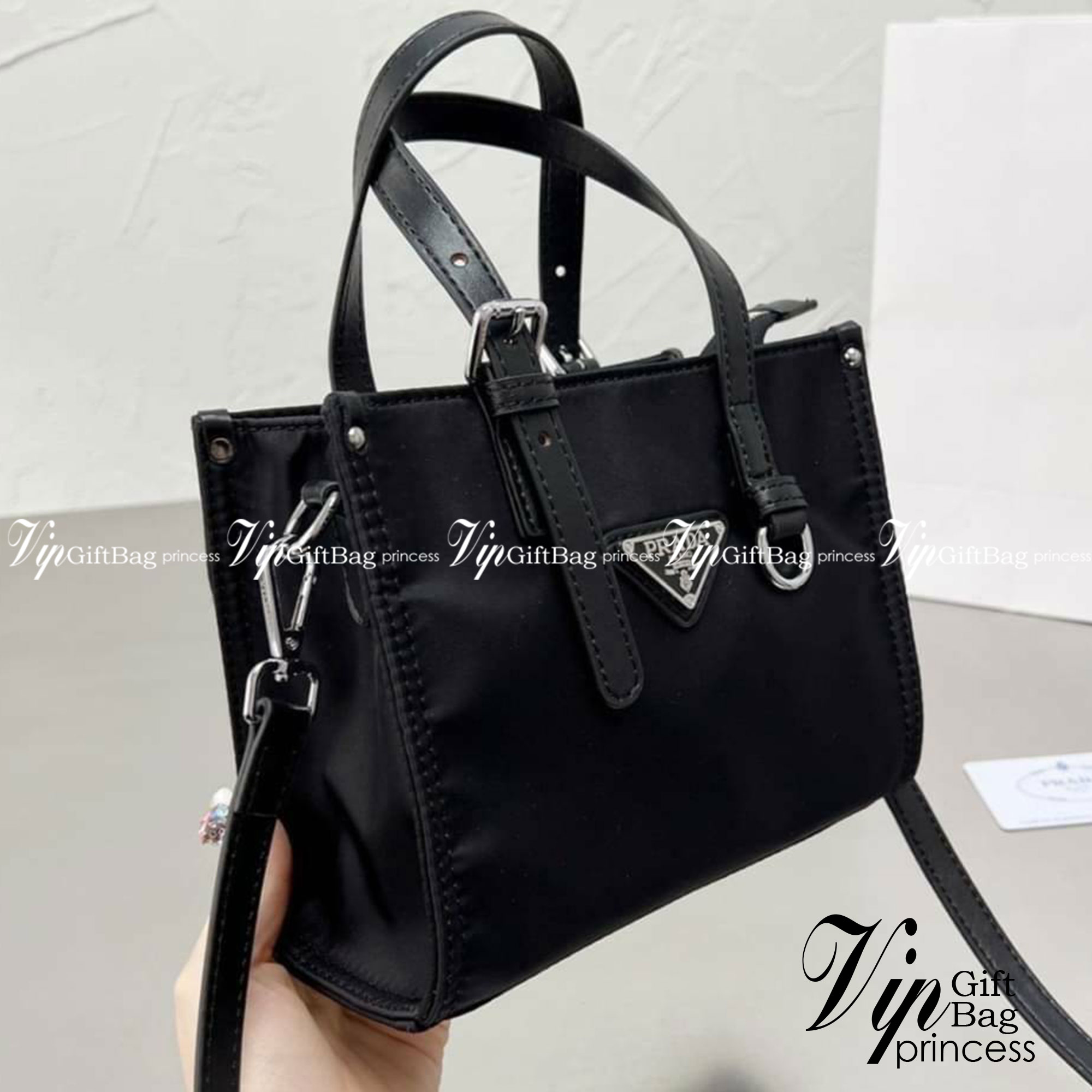 VIP 🥂 PRADA NYLON TOTE BAG 8" กระเป๋าถือหรือสะพาย วัสดุ Nylon เนื้อหนาคุณภาพดีตามแบบฉบับแบรนด์ด้านหน้าประดับโลโก้หรู จุของใช้ได้เยอะ น้ำหนักเบา งานตัวจริงสวยมากน่าใช้สุดๆค่ะ รีบจับจองด่วน ไอเท็มนี้พลาดไม่ได้จริงๆค่ะ!